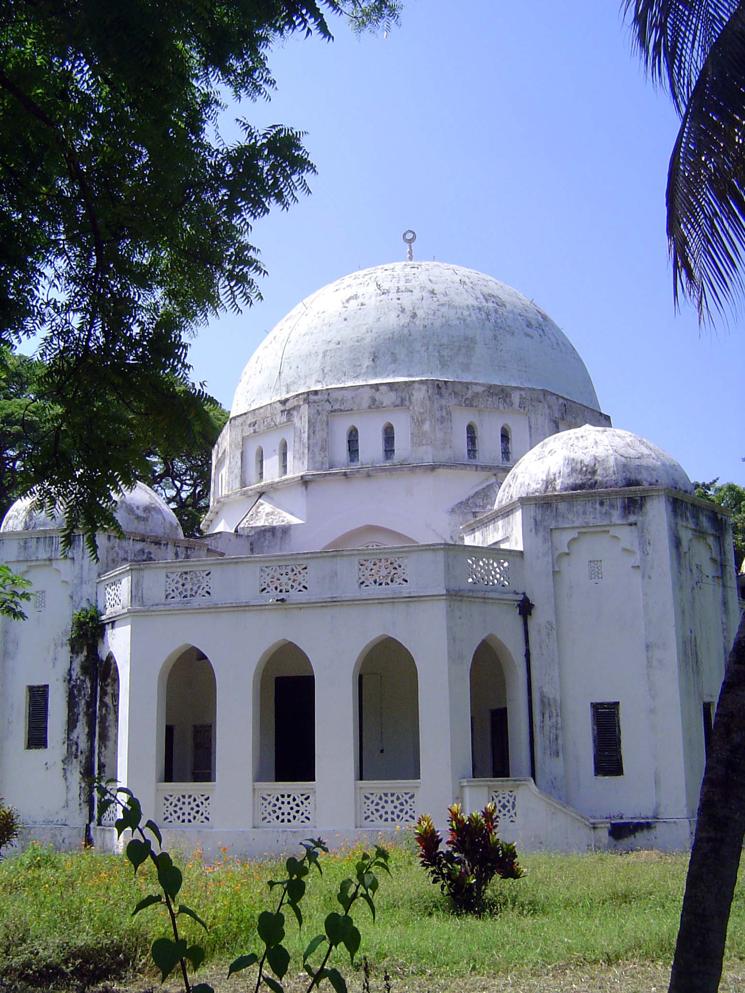 It's now abandoned, its contents moved to a newer home, the Beit al-Ajaib.
