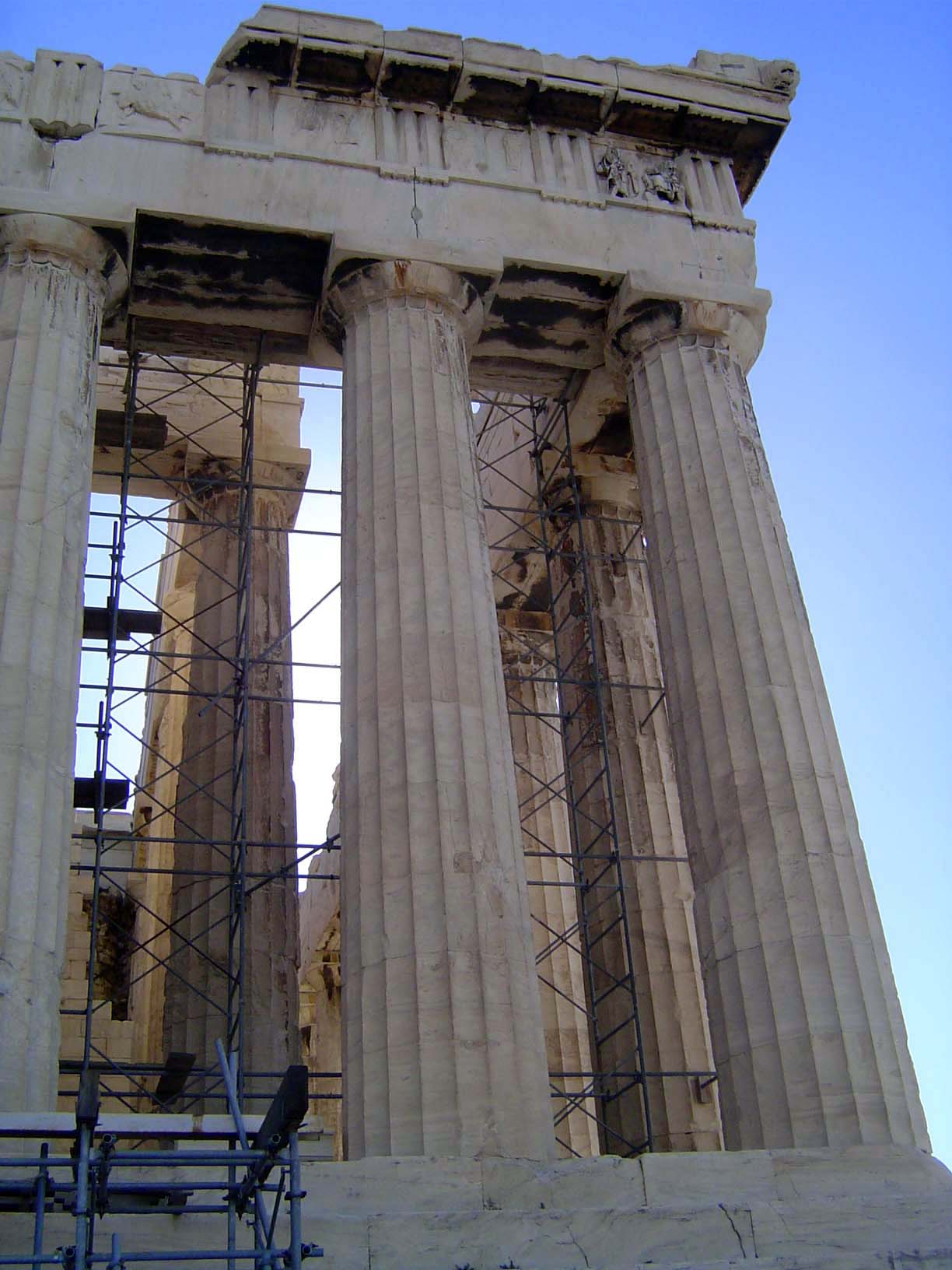 Northwest corner. The columns, eight on the short sides and 17 on the long, follow the conventional formula of 2n+1. They are 34 feet tall,