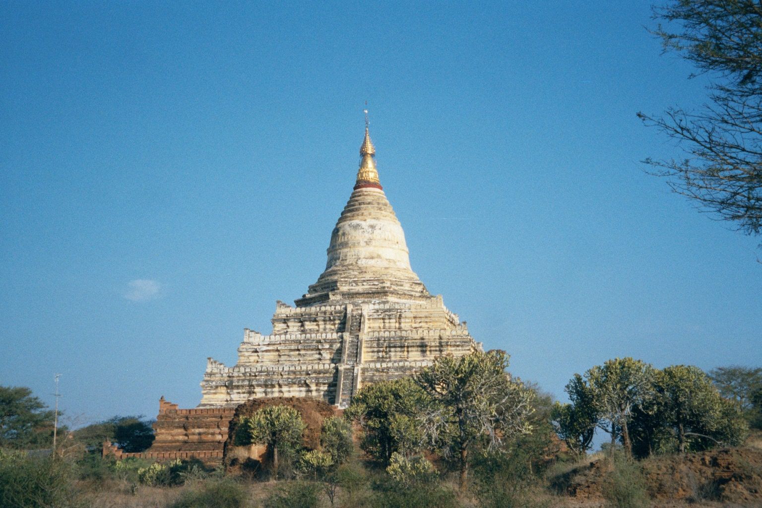 The Shwe-hsan-daw, built with a concave anda by Anawrahta. It stands just outside the city wall and was one of five such pagodas protecting
