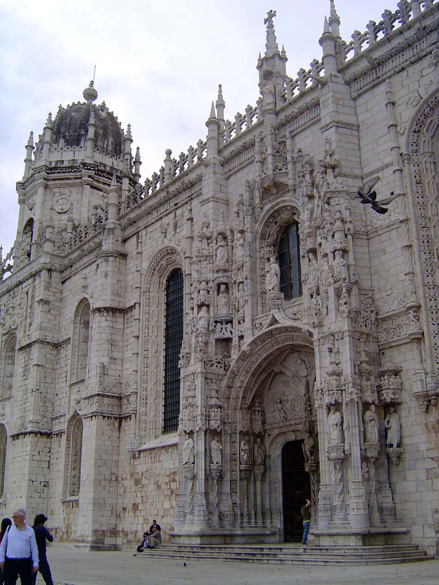 The elaborate side entrance, now closed, was added in 1516-7 by João de Castilho. Rarely has a buttress been so ornamented. Atop the arch is