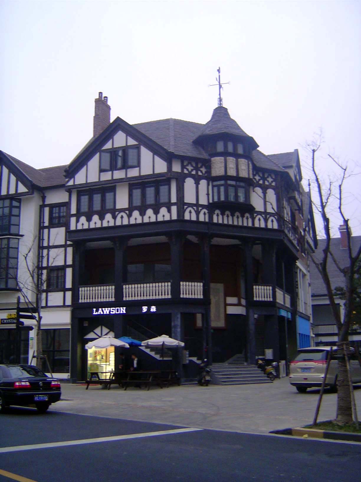 It's hard to get lost in Thames Town, because the styles are arranged so that the town center is medieval, while the periphery is Victorian.