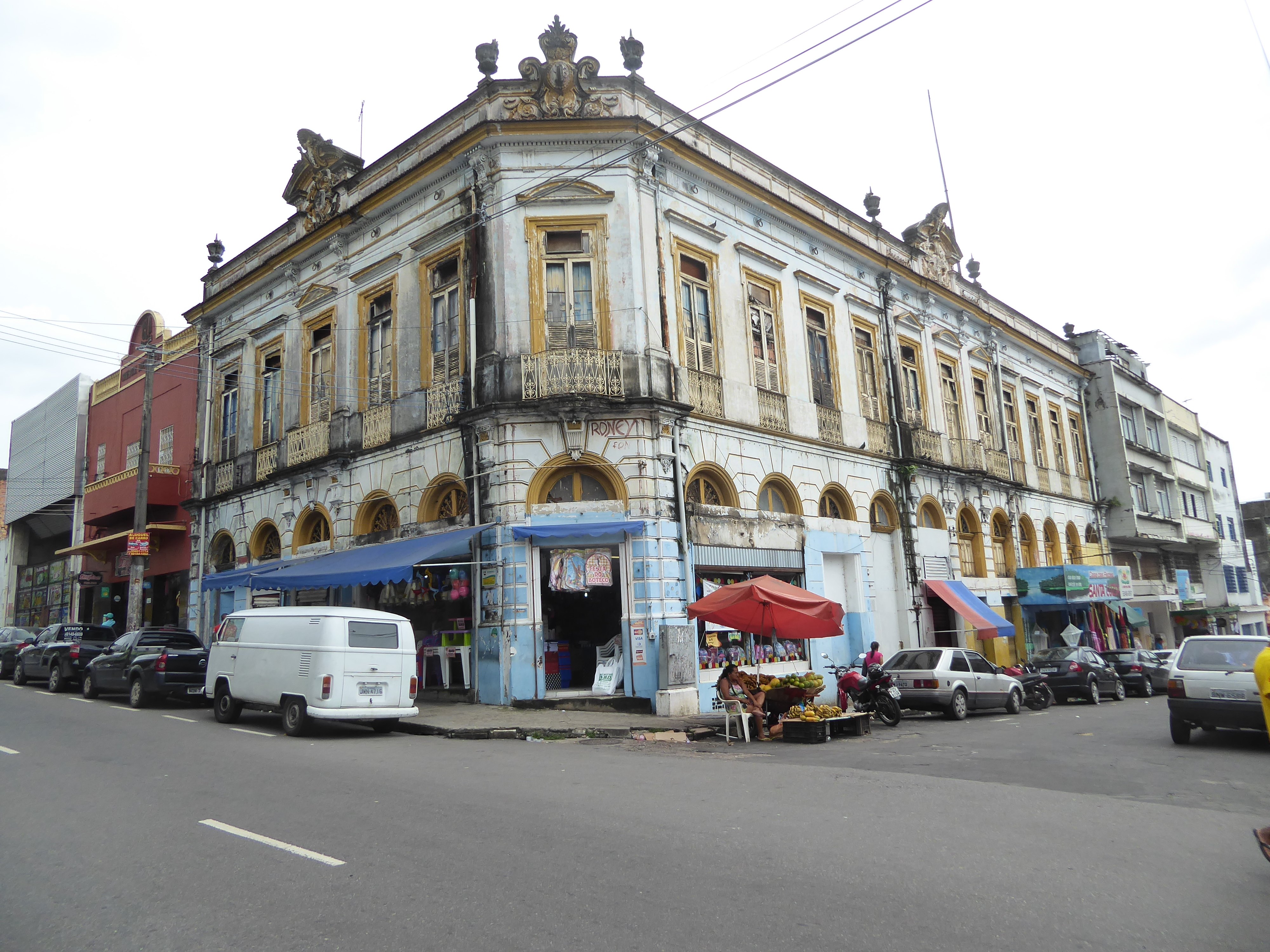 Many of the buildings are virtual copies of each other. This one, at 95 Rua Rocha dos Santos, is almost identical to the now-demolished Hote