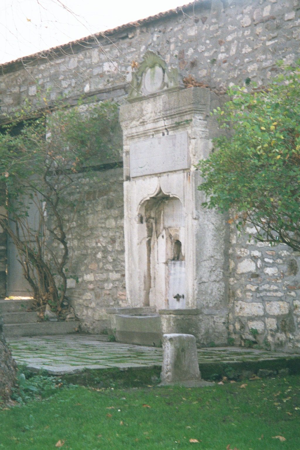 Just before the gate to the second courtyard was this fountain for the executioner to wash his sword. Heads were placed atop the gate.