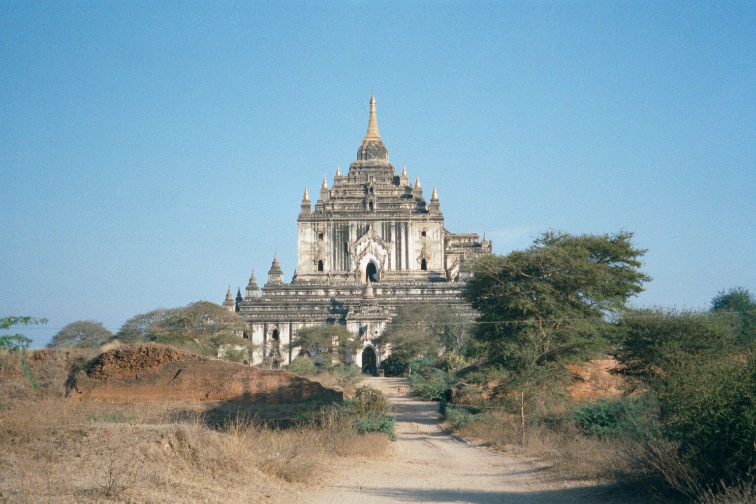 That-byin-nyu the "Omniscient," referring to the Buddha was also built by Sithu I but follows Shwe-gu-gyi by 20 years. It not only emphasize