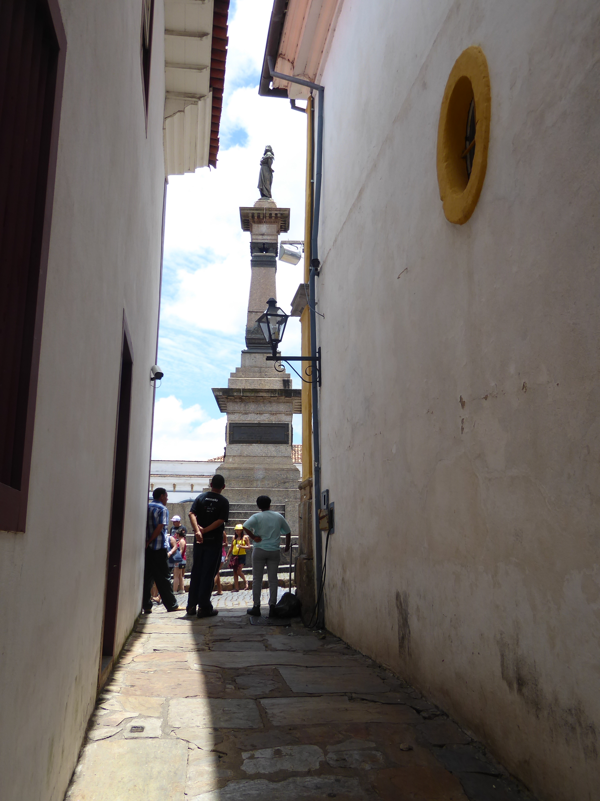 Where does the alley lead? Here, to the Tiradentes monument.