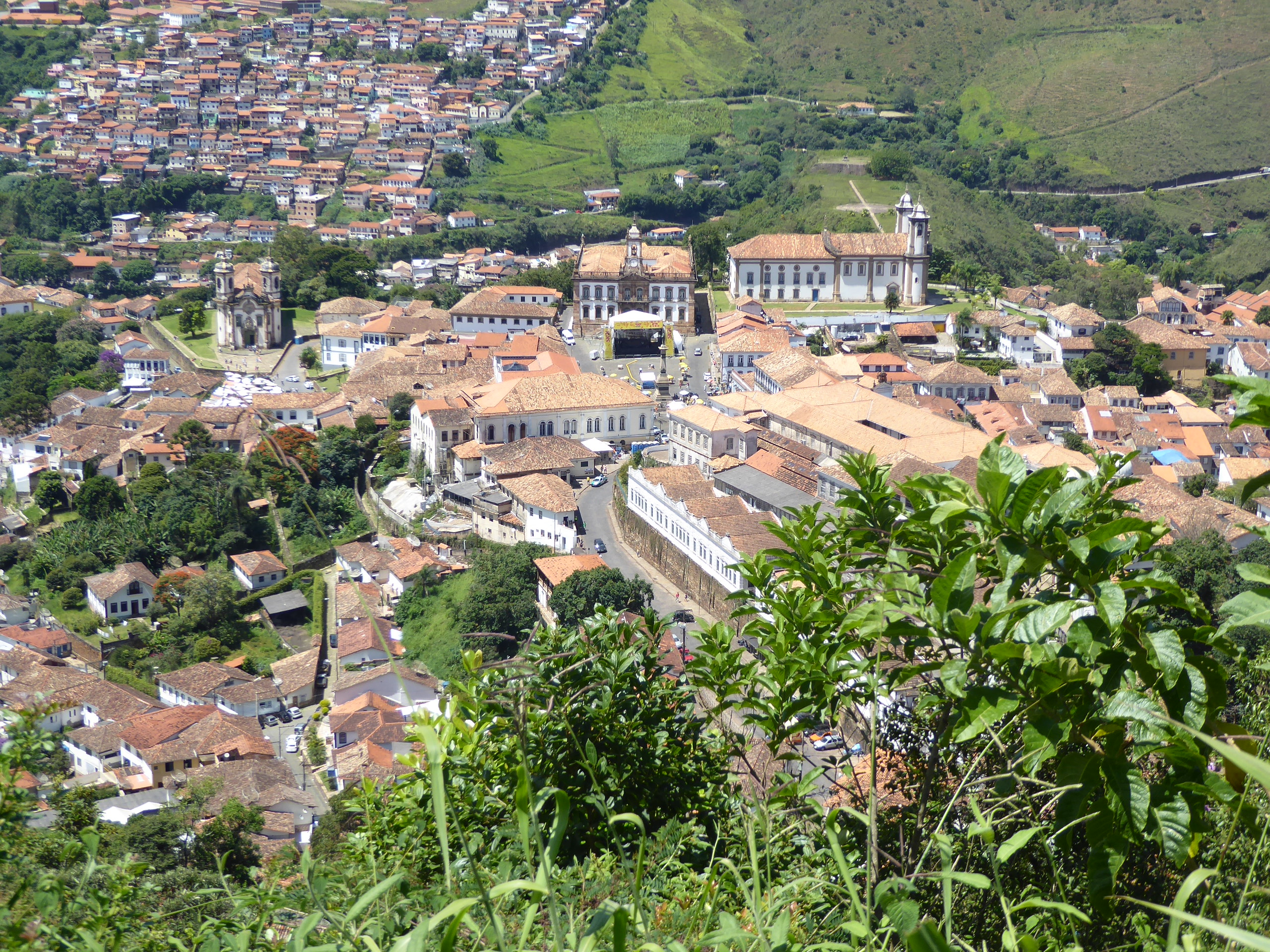 Tighter focus. In the lower center you can see the wall of the governor's palace, as well as the school buildings that have grown on top of