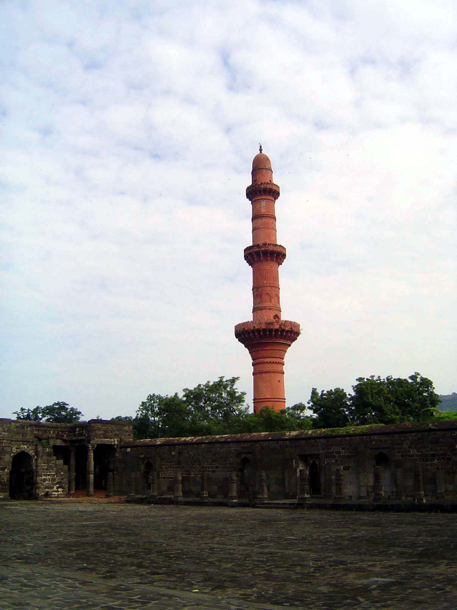 Adjoining the mosque is the Chand Minar, or moon tower. It was built in 1435 by Alauddin Bhamani to commemorate the Bahmani seizure of the f