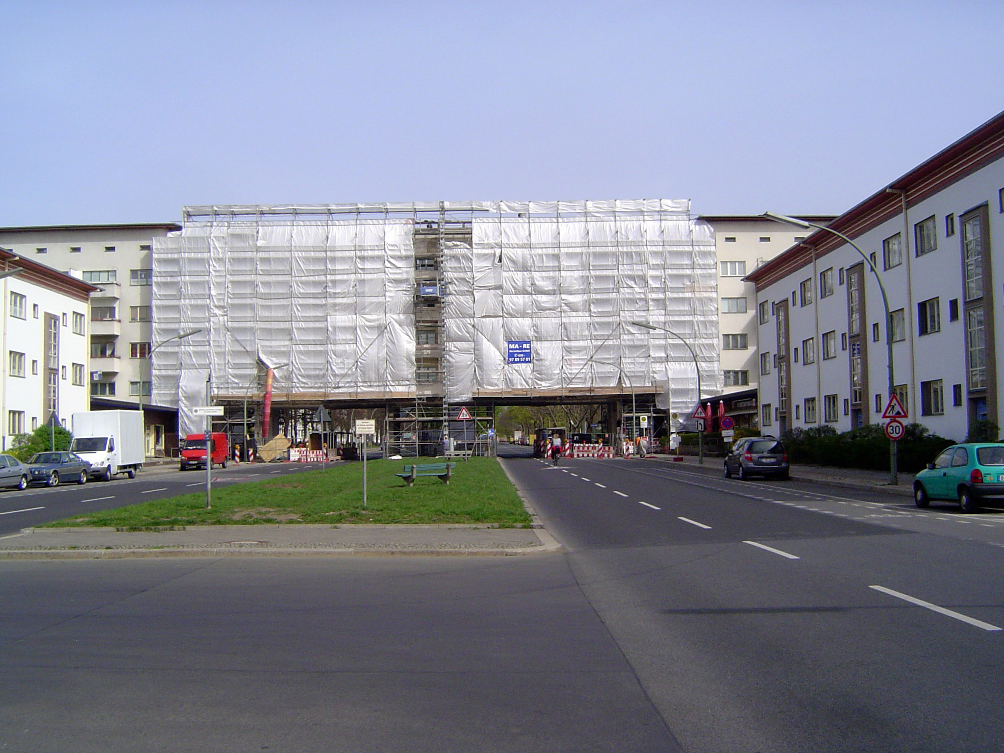 In the other direction, there's a bridge of apartments spanning the street, Aroser Alle. The architect was Otto Salvisberg. The form is remi