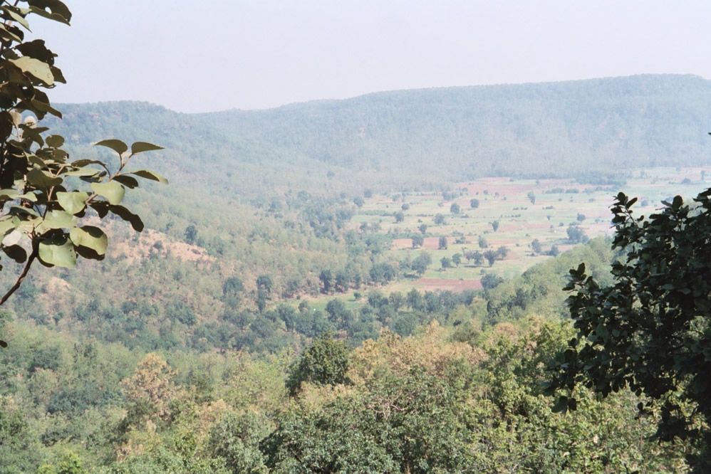 The road north from Panna to Ajaigarh drops off the northern lip of the Rewa Plateau, forming here the Panna Range.