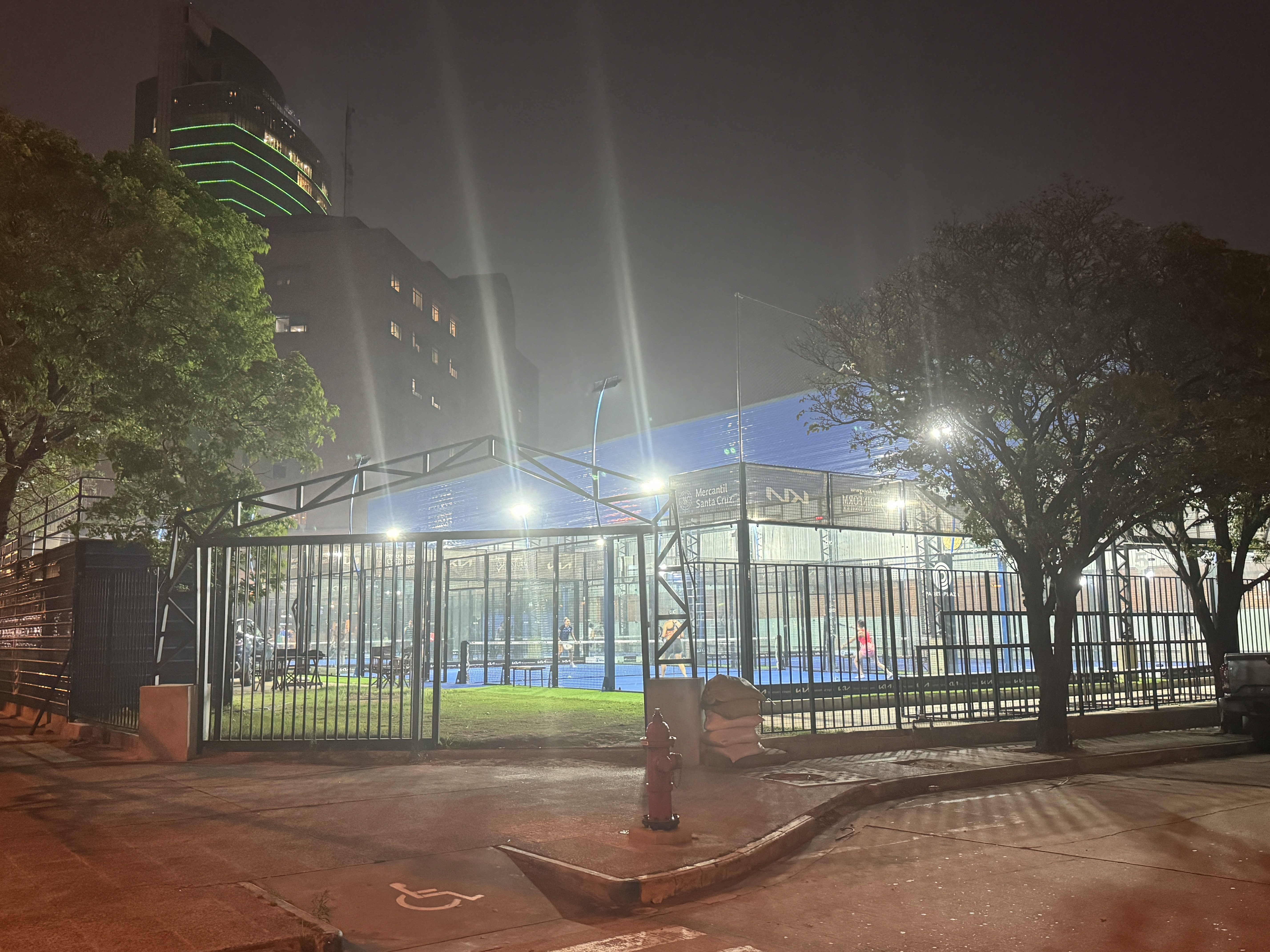 With money, they can also almost do whatever they want, including playing tennis under lights and a roof, still in Equipetrol.  I have to wa