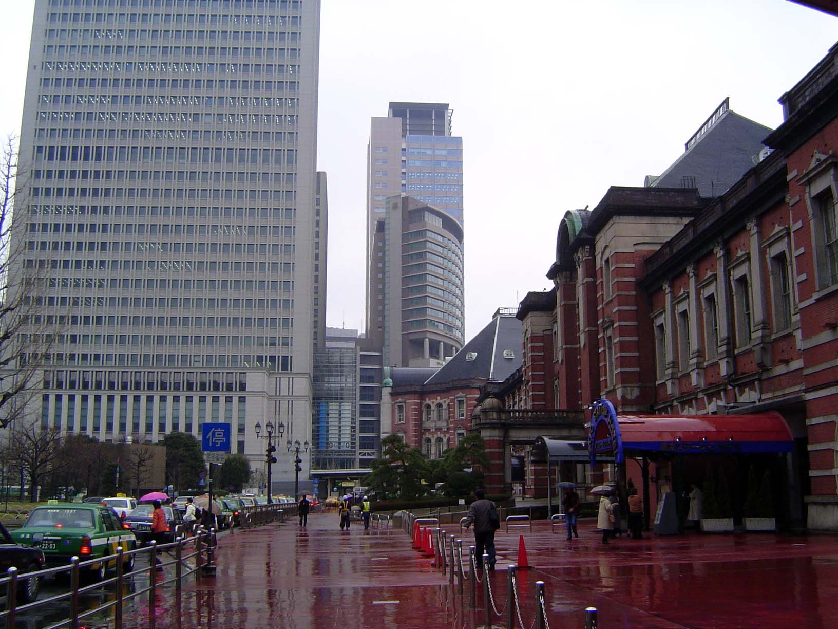In practice, the urban landscape is increasingly a juxtaposition of types—in this case the Tokyo Station dwarfed by the Shin Otemachi Buildi