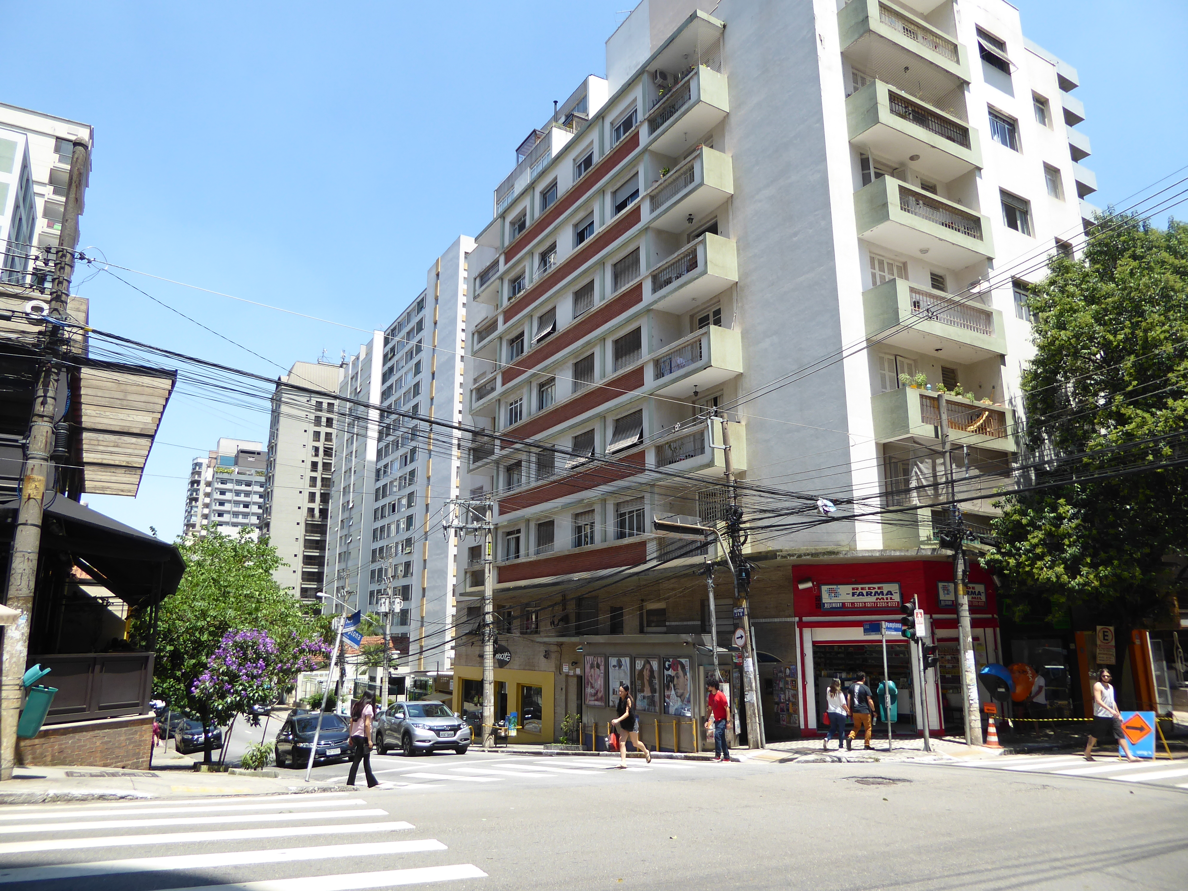 We've stepped off the Avenue Paulista and gone one block south to Alameda Santos. Land use has shifted from offices to residential, but the