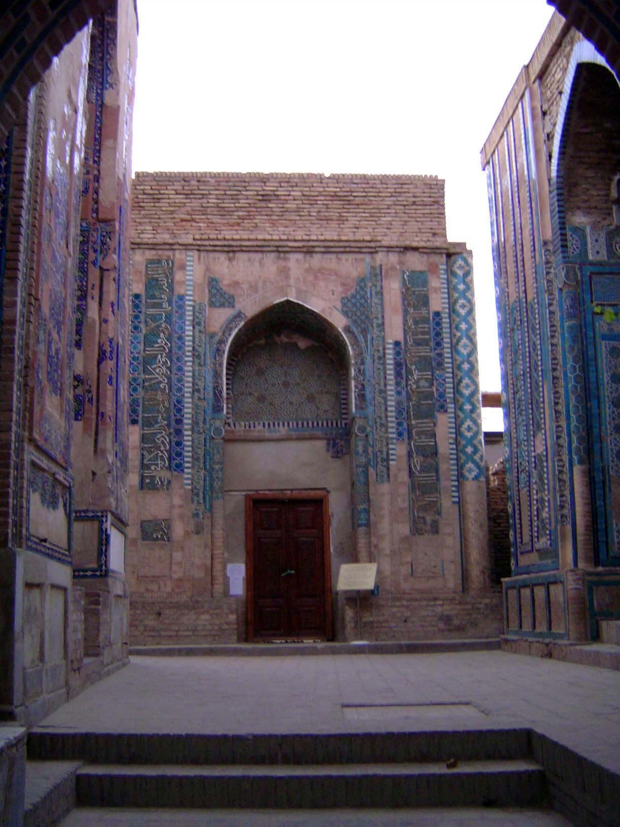 Coming a bit closer to Khwaje Ahmad. The brick up top is recent, as is the base. Old photos show the ground level higher than at present. "K