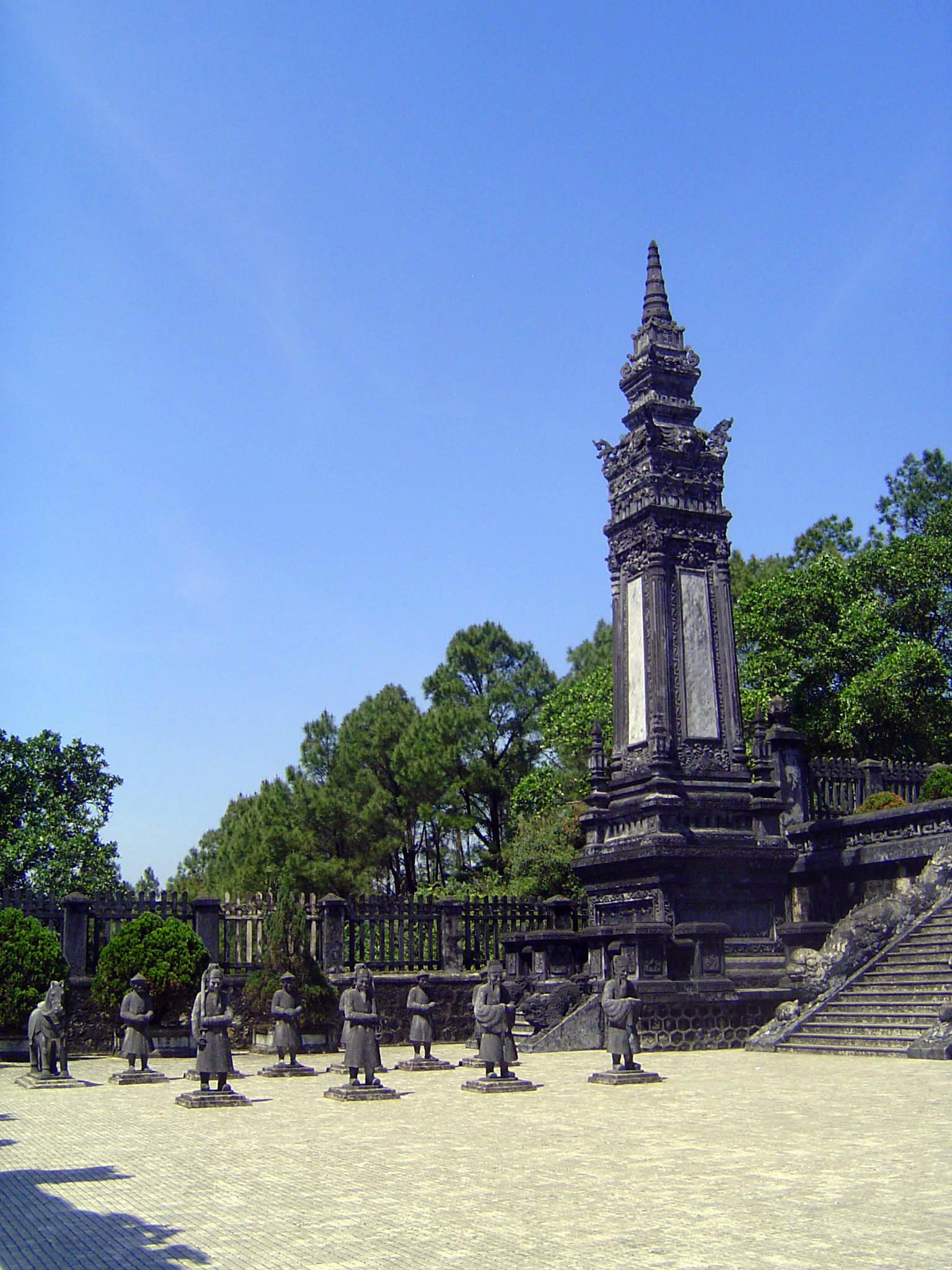 Obelisk and statues on the second platform.