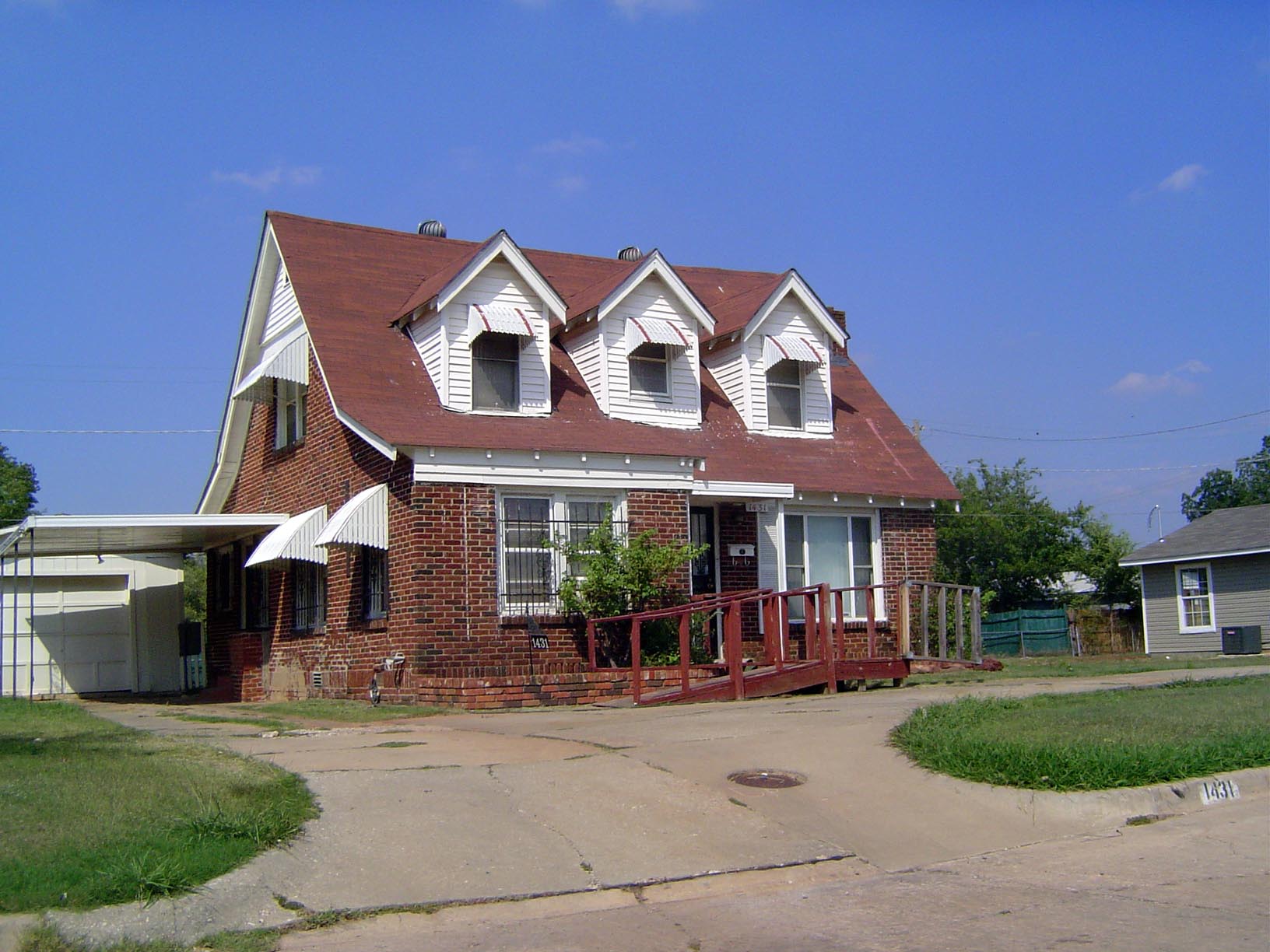 One of the more substantial houses in the neighborhood is at 1431 Milam and was built in 1925. Milam is also the name of the Capitol Courts