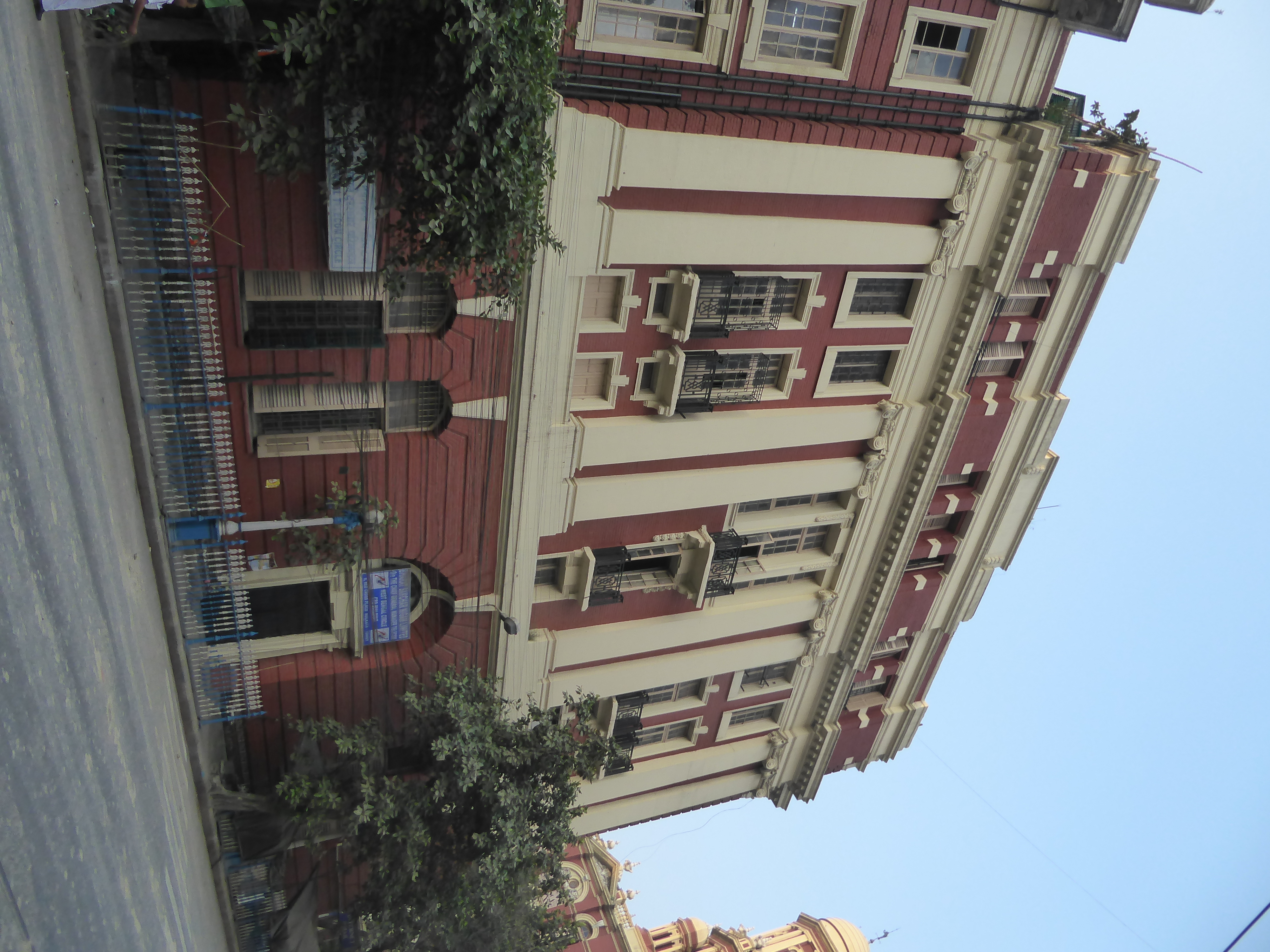 We're scooting along the south rim of the square.  Here's the former Central Telegraph Office, now demoted to housing the "chief general man