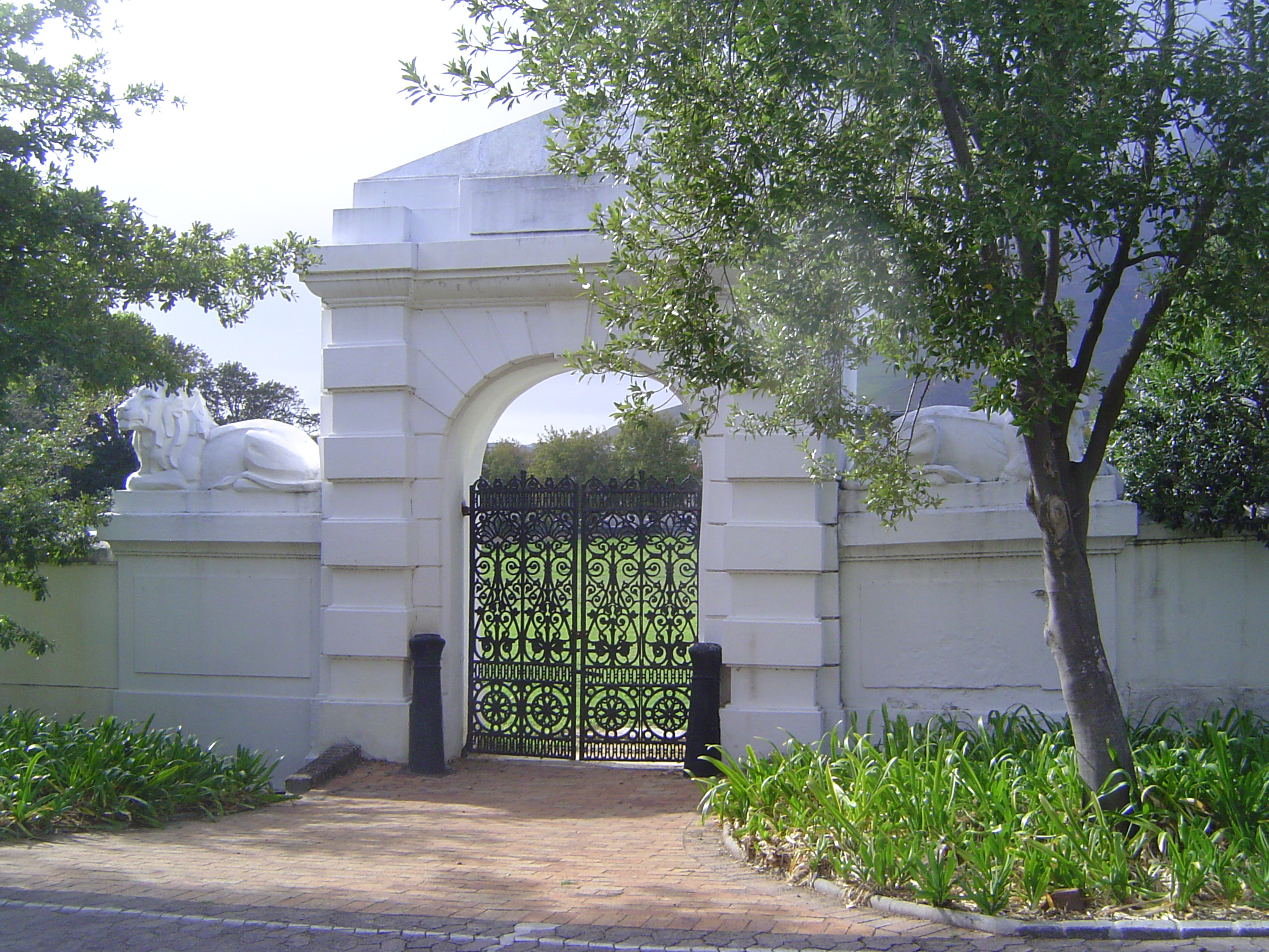 There's another gate on the other side of the avenue, but in this case the lions are replacements by Ivan Mitford-Barberton in the 1950s.
