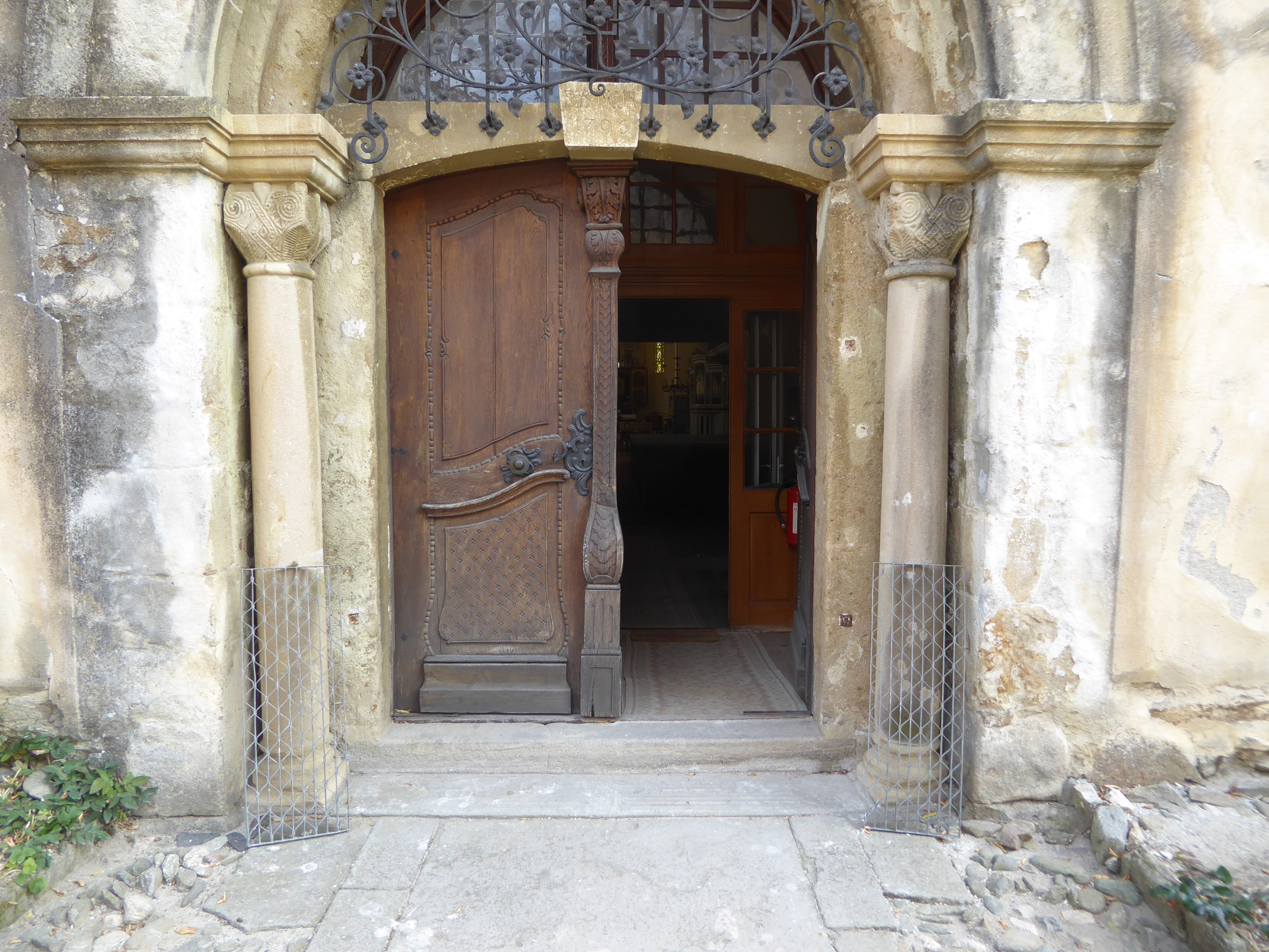 The columns framing the entrance have handsome capitals with what Fabini calls guilloche-and-palmette trim.