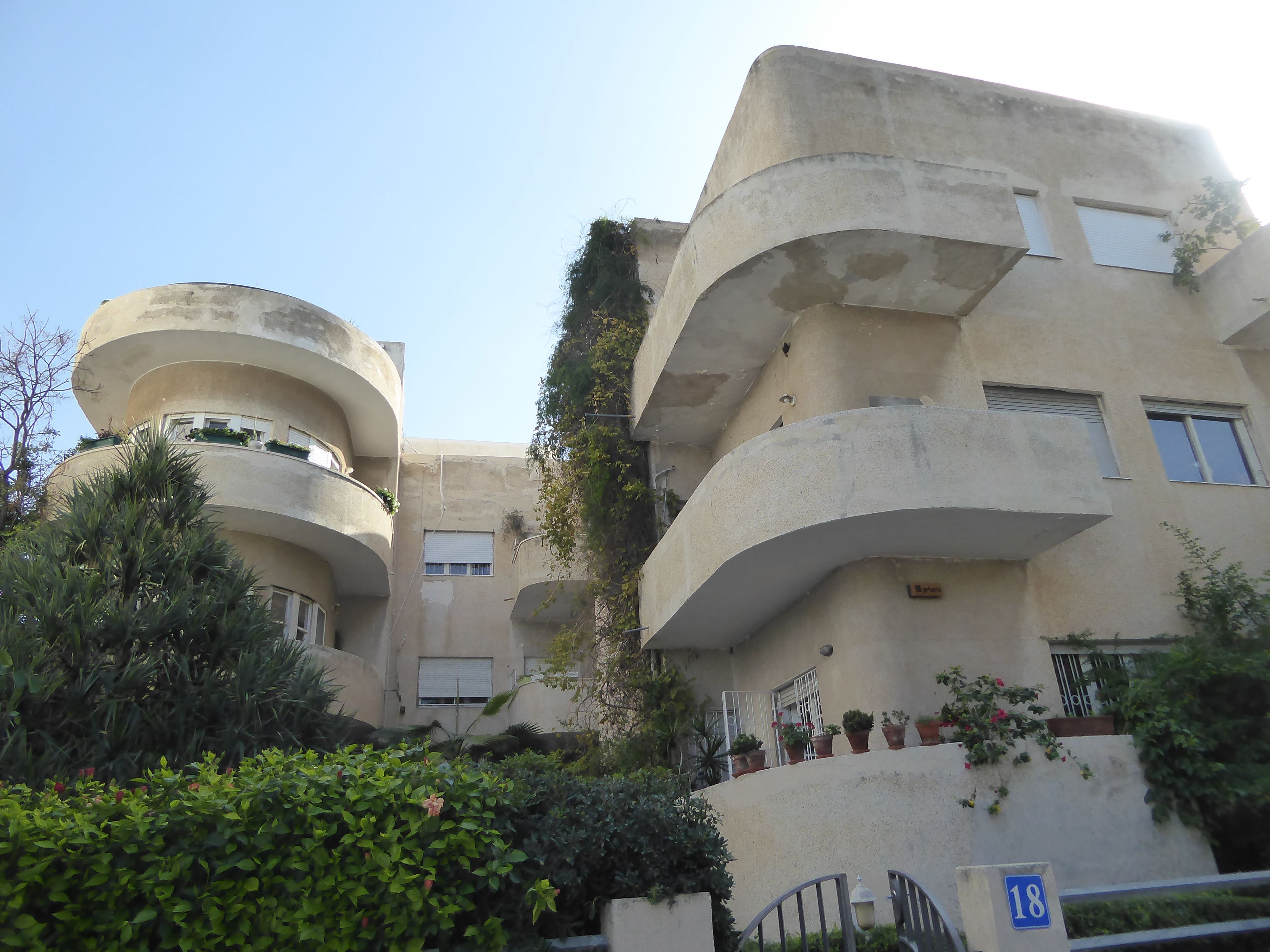 Here, at Bialik 18, is a good example of the Bauhaus style. Lots of balconies, lots of simple curves glued onto blocks, and vegetation to so