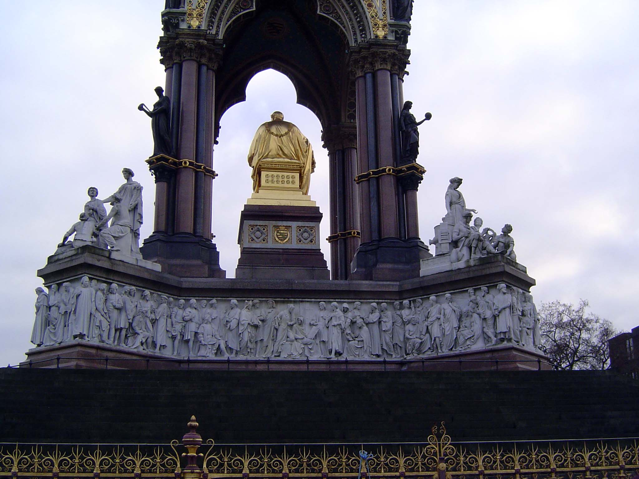 The larger figures above the frieze personify Commerce on the left, by T. Thorneycroft, and Engineering on the right, by J. Lawlor. Below: a