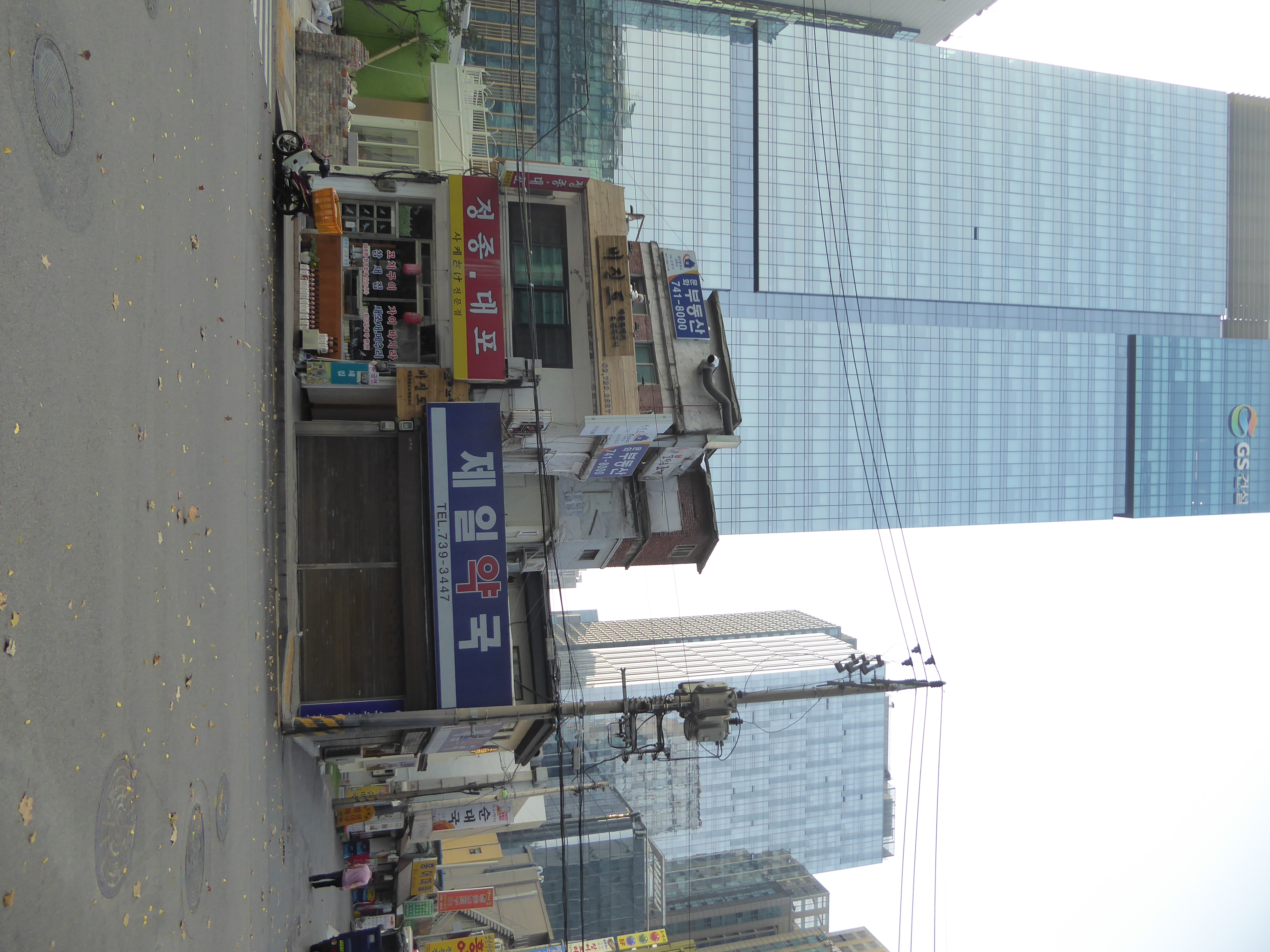 A juxtaposition of the industrial city in its low- and high-rise forms. That's the Gran Seoul office building, from 2013. Like it? Of course