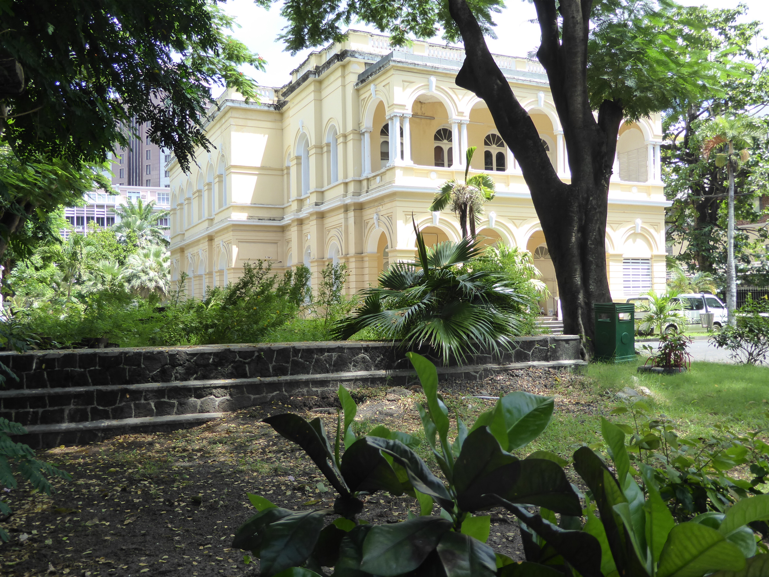 The British established a natural history museum in 1842. In 1885 it was moved here, the newly built Mauritius Institute. It's a reduced cop