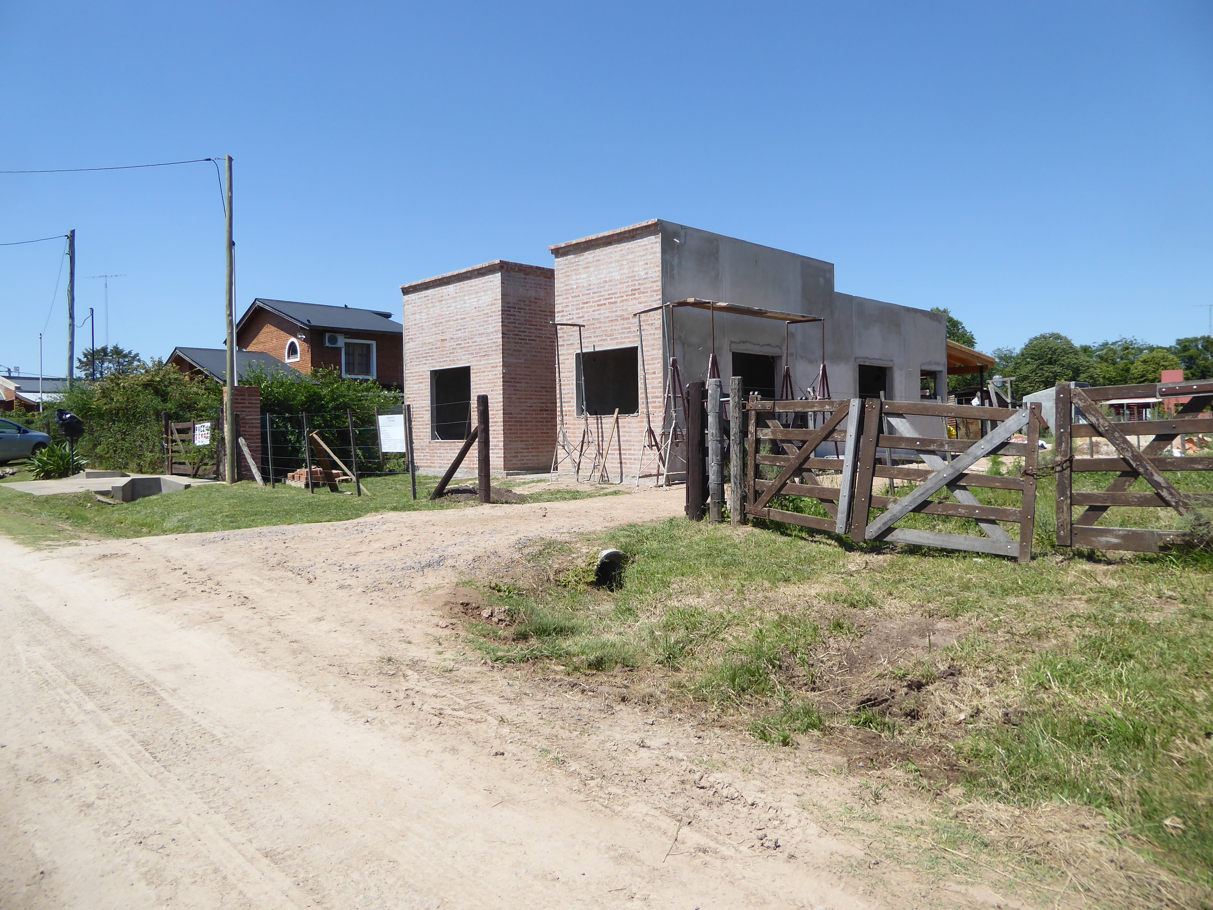 Farm owners here today don't want, let alone need, 2,000 employees, so the town of Duggan has gradually shifted to second homes for porteños