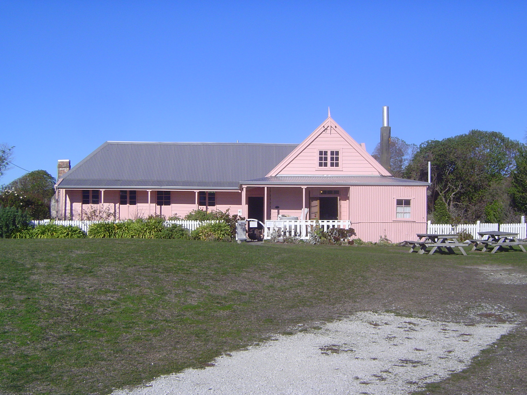 The Fyffe House, a remnant of a whaling station established in 1842. Back then, everybody wanted to kill sperm whales. The wing on the left