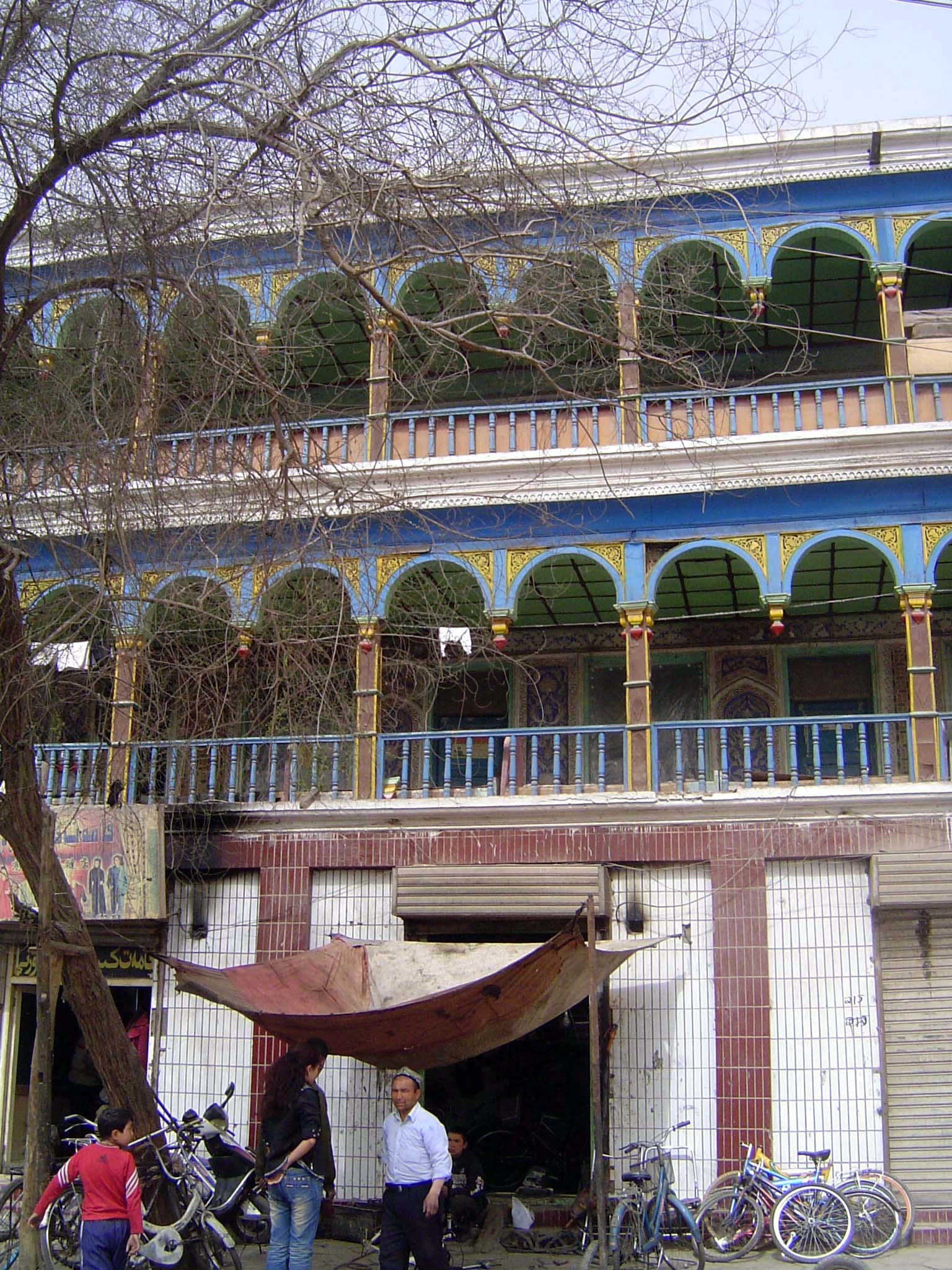 One of the peculiarities of those balconies is that each arch is supported on only one side, which is to say that the arches are purely deco