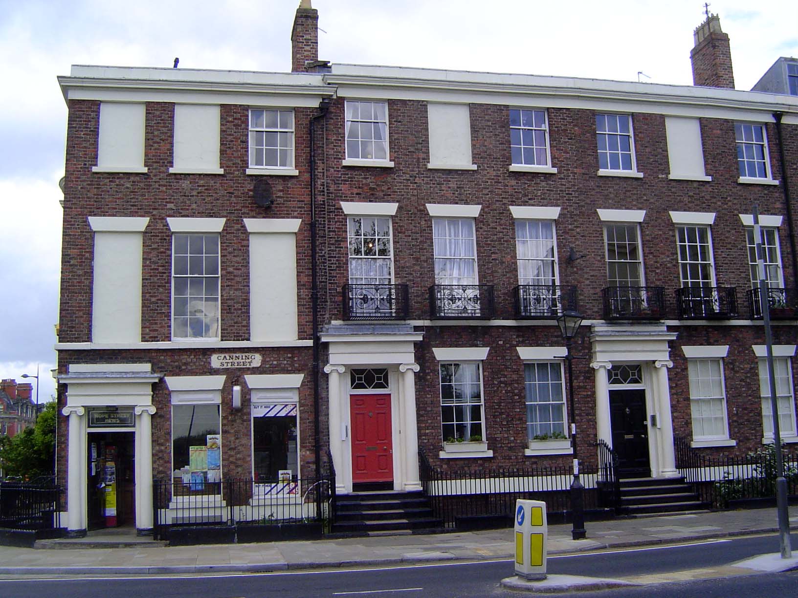 Similar 3-bay terrace housing, from the 1820s and 1830s, lines up behind the cathedral.