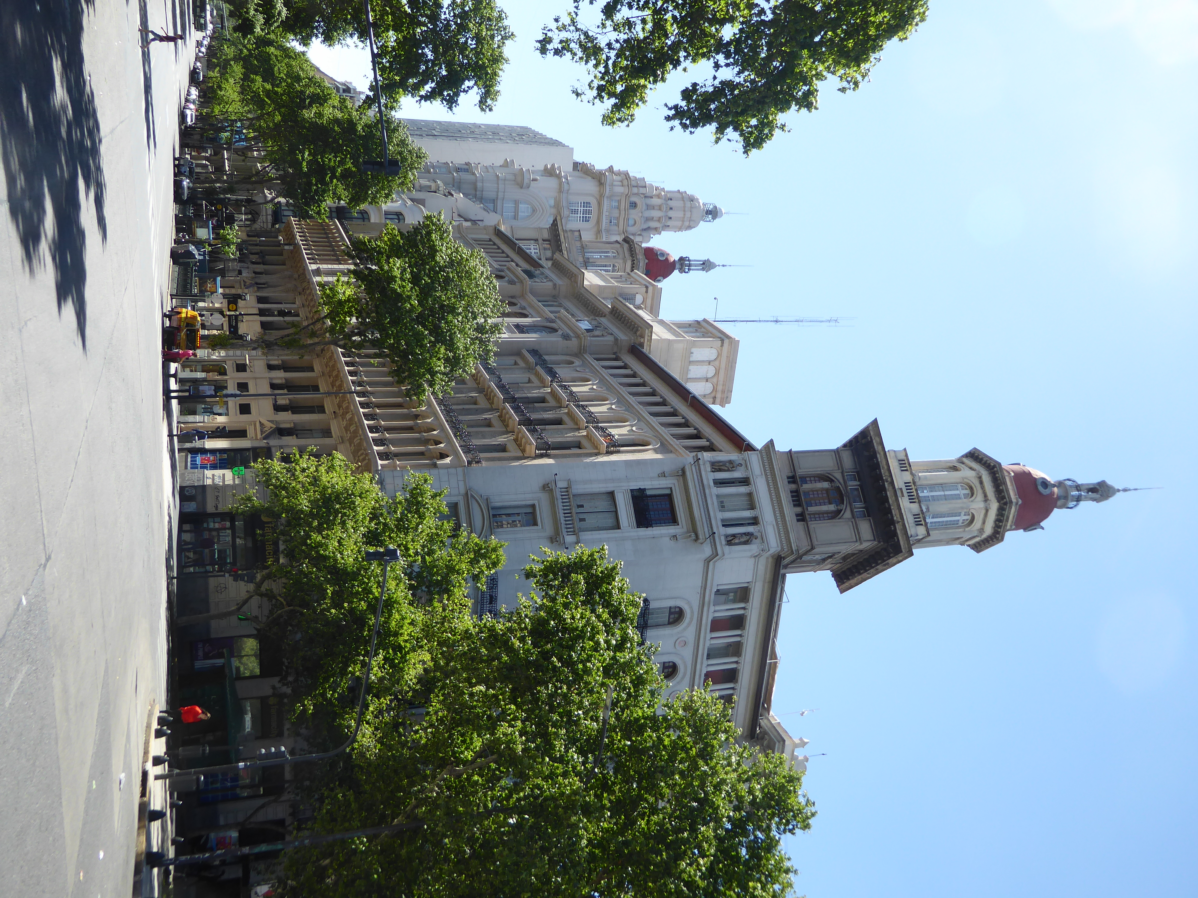 The Edificio La Inmobiliaria was, as its mellifluous name says, built by a real-estate company called The Real Estate Company. Designed by L