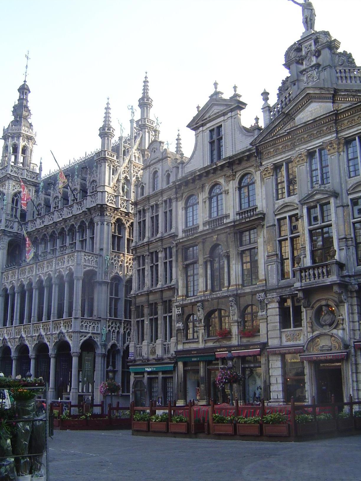 Here are the guild halls flanking one side of the Maison du Roi: from left to right, they are the annex to the King's House; the Pigeon, whi