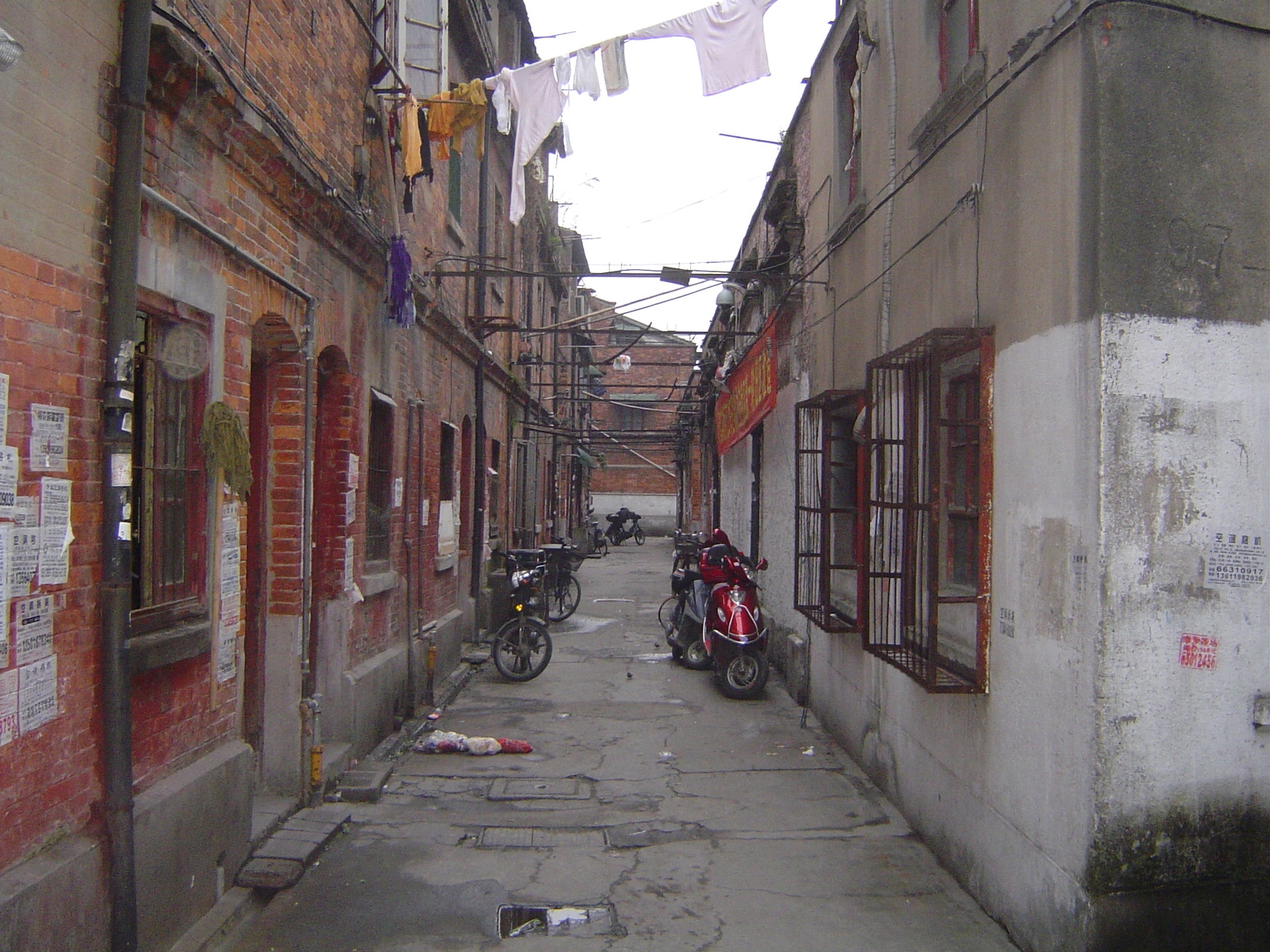 By accident, we've landed in a neighborhood just south of Hong Kong Plaza. It's laid out in massive blocks penetrated by a rectangular netwo