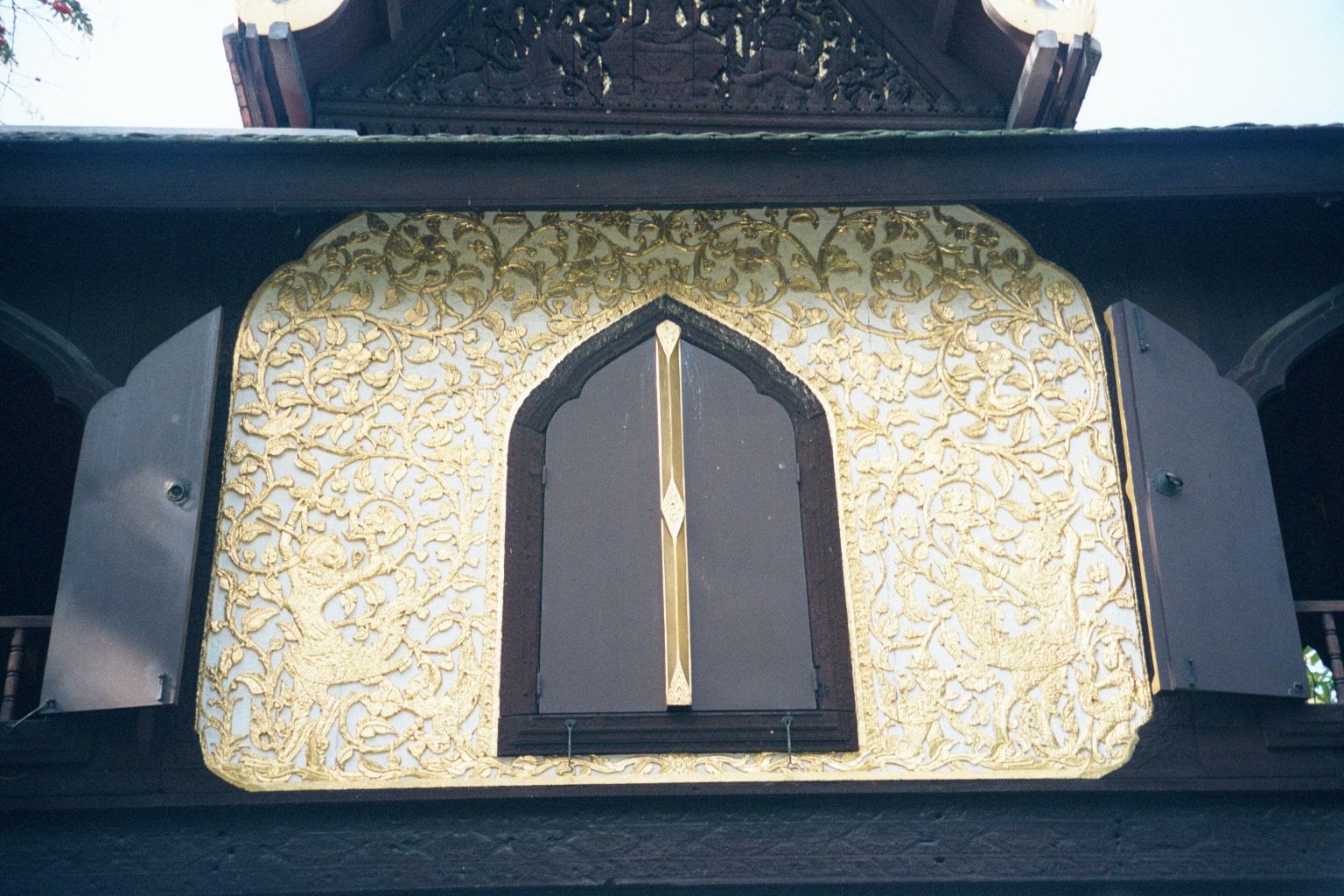 A close-up of one panel of the outer wall; on the other side of the wall, in an interior hallway between the boxes, there's a picture of the