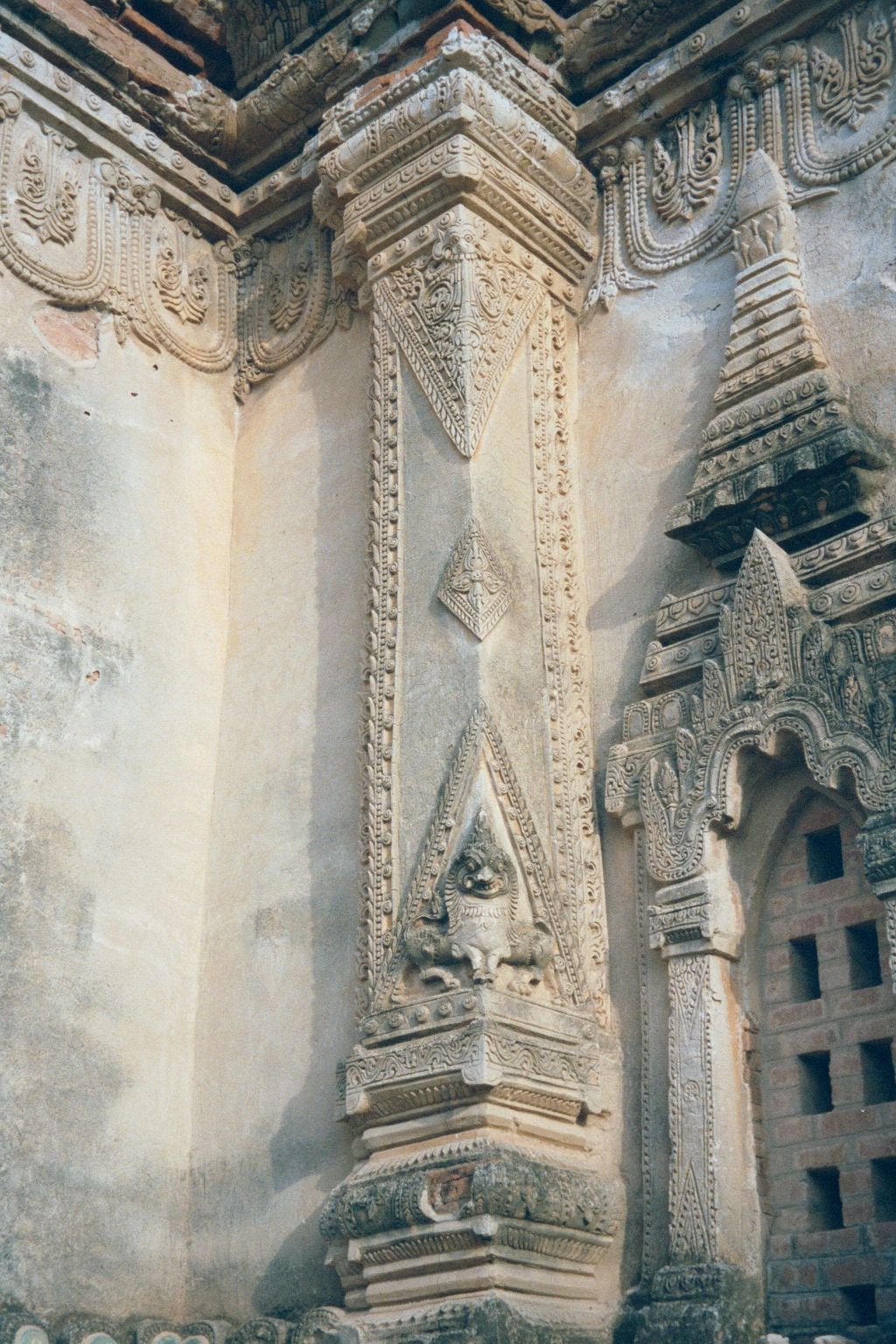The decorative motifs are like those at Nan-hpaya, built centuries earlier.