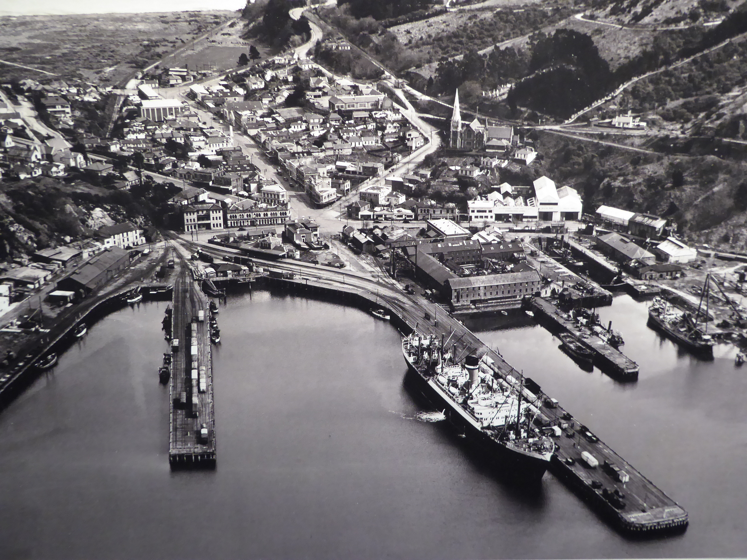 An air photo from the 1950s in the Settler's Museum in Dunedin. Since the photo was taken, the left-side pier has been demolished, and every