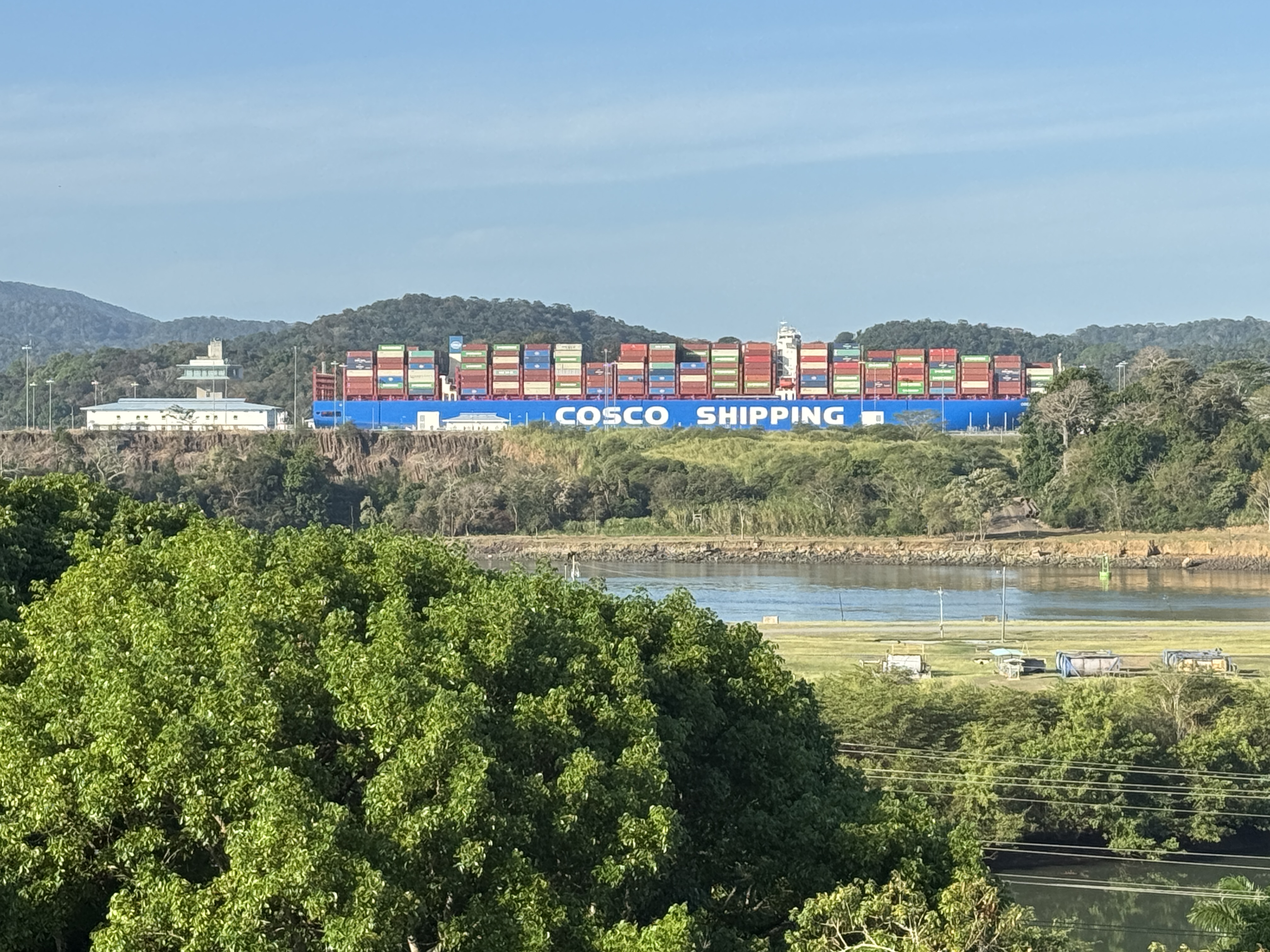 Zoomed.  The ships follow one after another, but they move so slowly that, even expanded, the canal handles only about three dozen ships dai