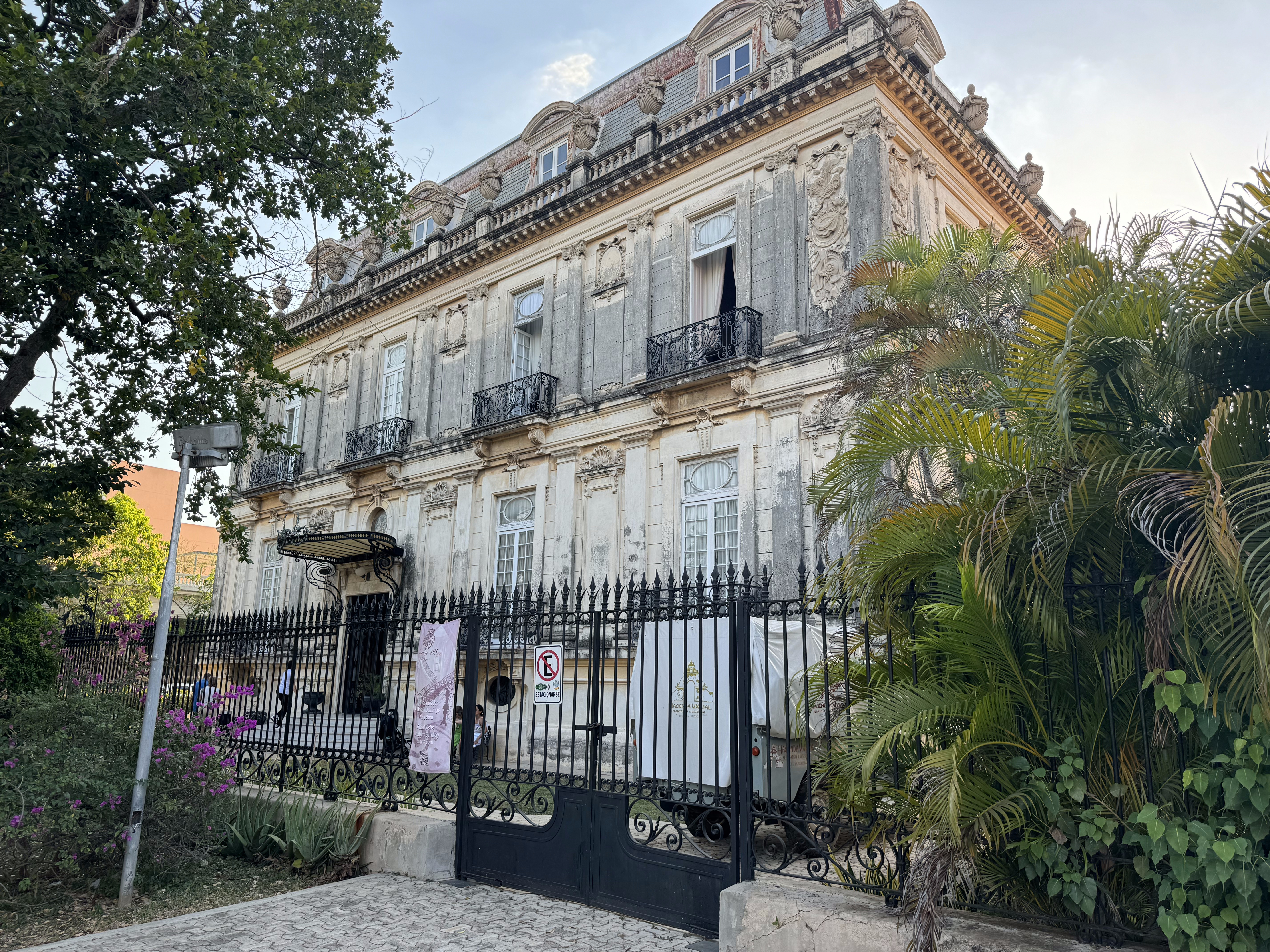 Here's another house on the paseo.  It's one of a pair completed in 1911 for the Cámara brothers, descendants of Juan de la Cámara, who had
