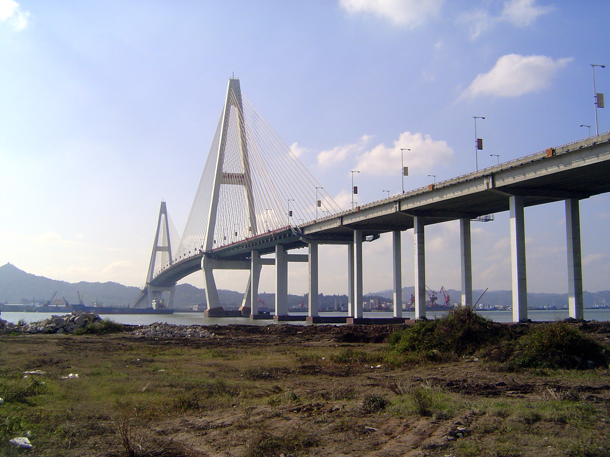There are still a few junks around, but China waits for no antiquarian. Here's the new Queshi Bridge, first leg of the drive to Hong Kong. T