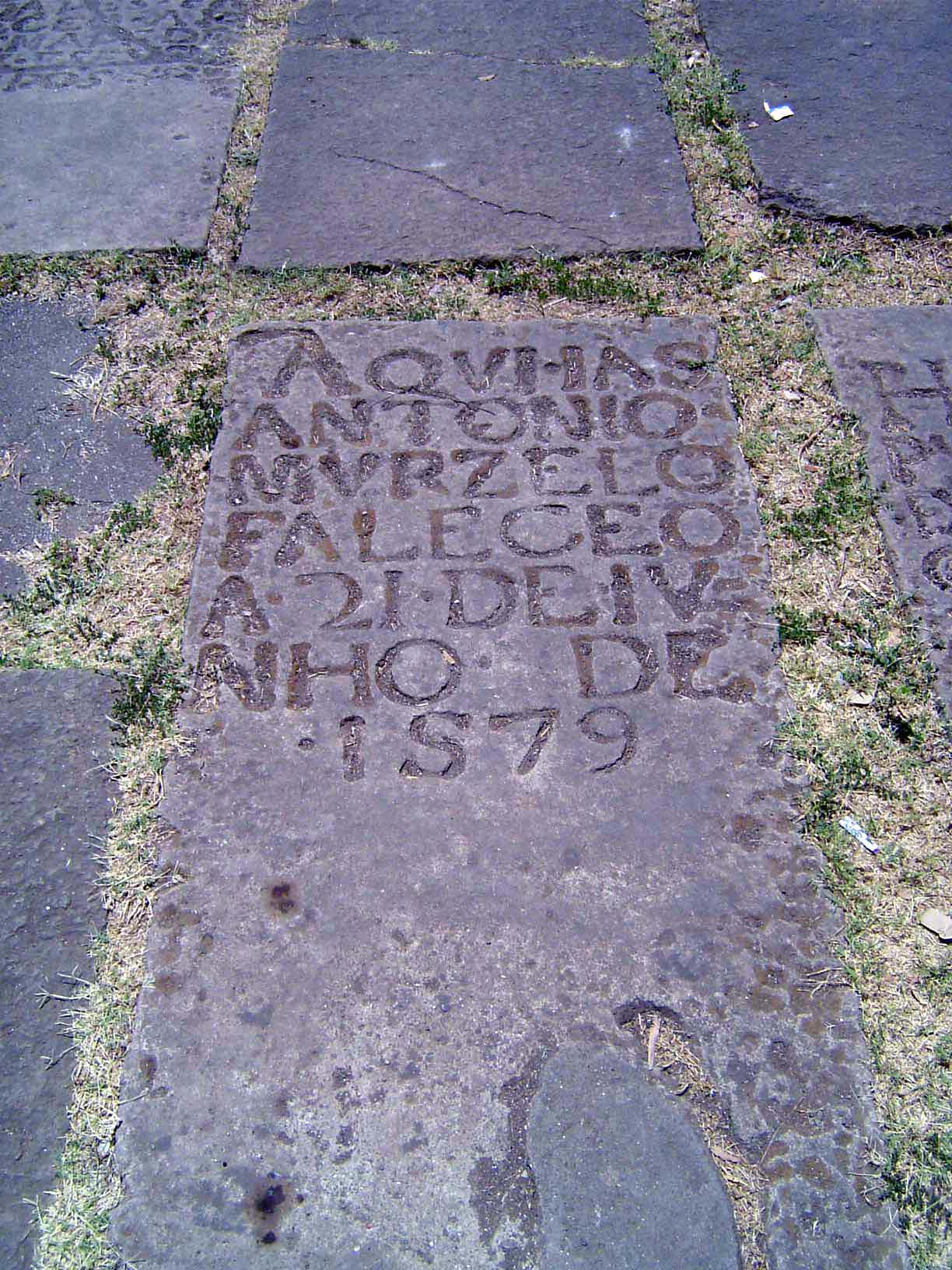 No. 13 AQUI IAS ANTONIO MURZELO. FALECEO A 21 IUNHO DE 1579. Here lies Antonio Murzelo. Died on 21st June 1579.