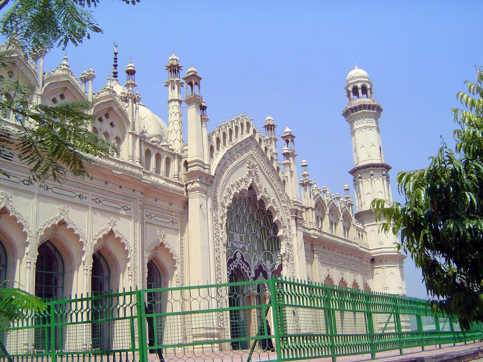 The nearby Jama Masjid, completed in 1845 by the widow of Muhamad Ali Shah. Off-limits to non-believers.