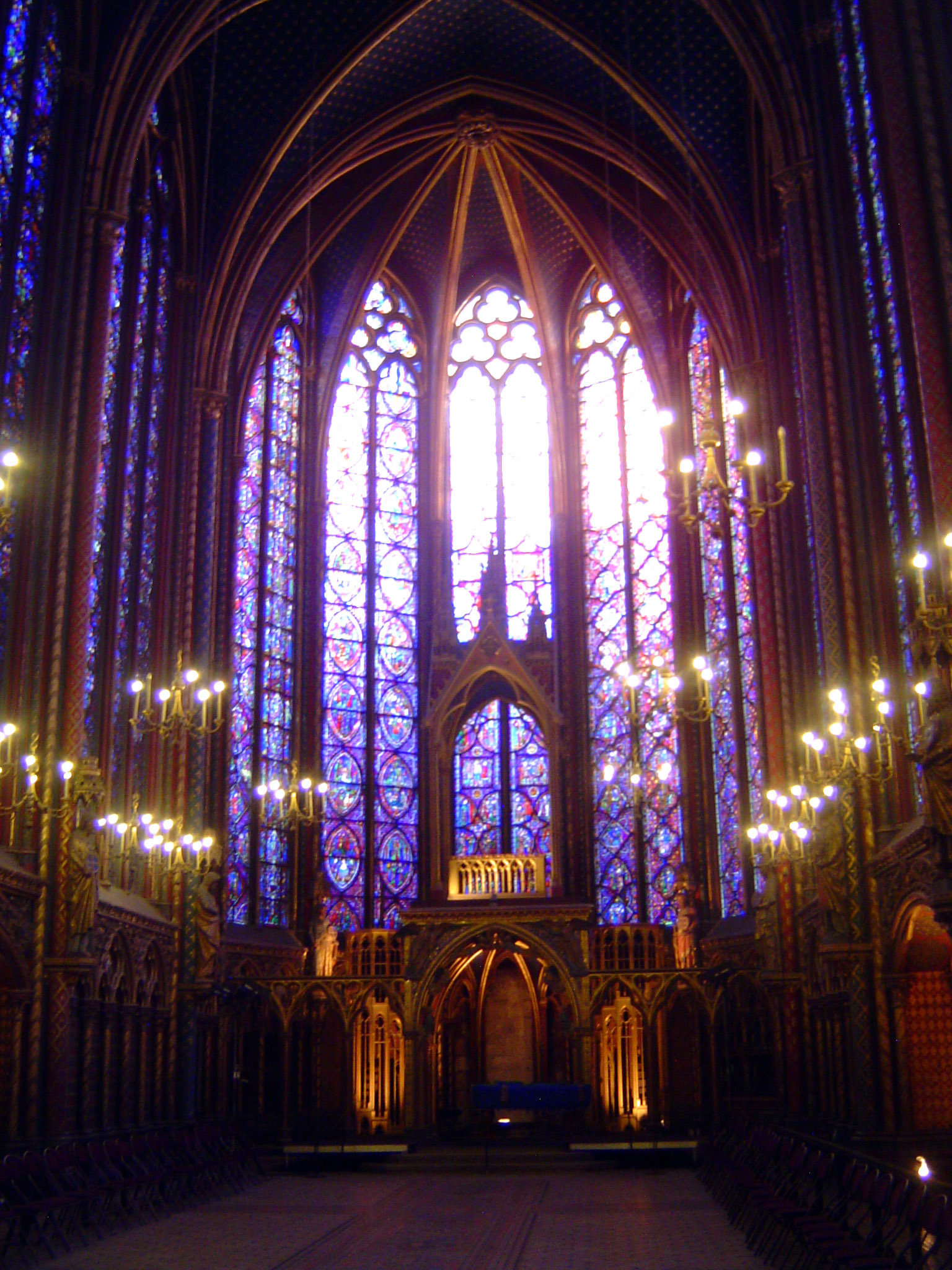 Ayers writes, "Even amongst the other extraordinary achievements of the medieval period, the Sainte-Chapelle stands out, and its capacity to
