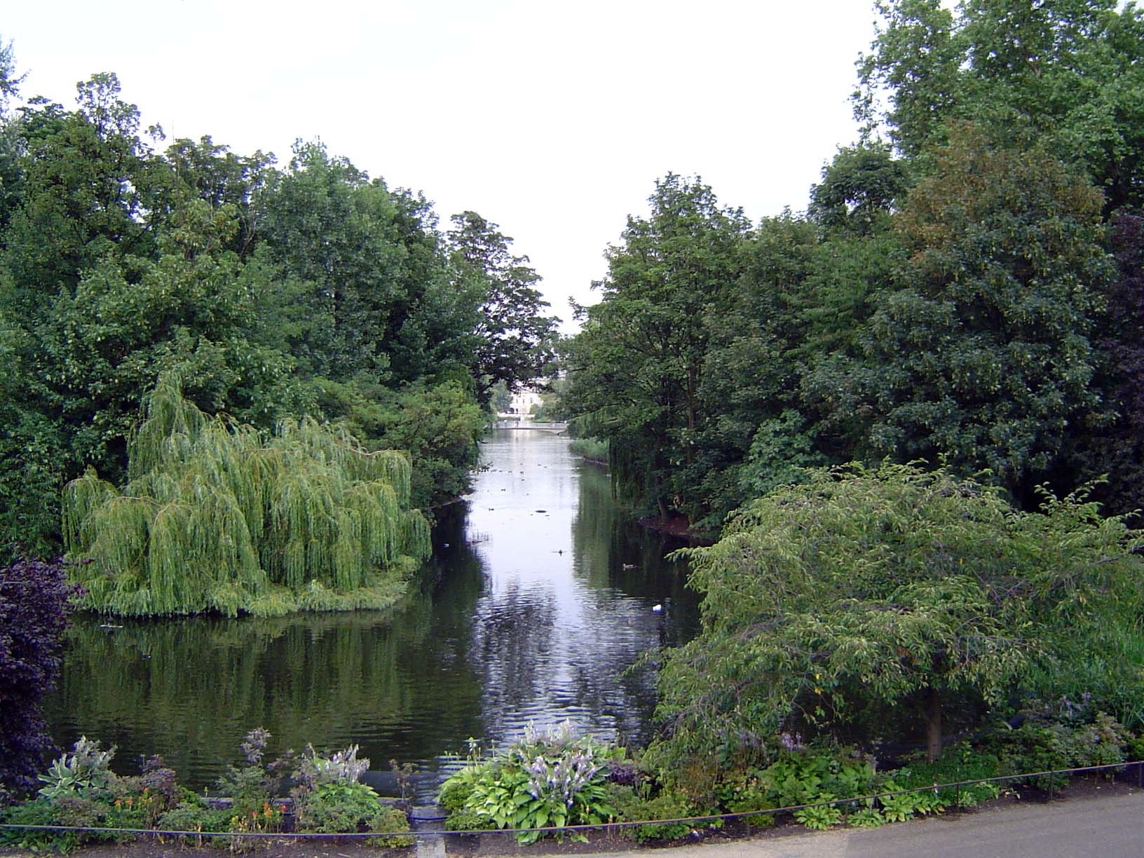 St. James Park, on the other side of the palace, is a reminder that Henry VIII loved hunting. Is the lake natural? Negative: it was created