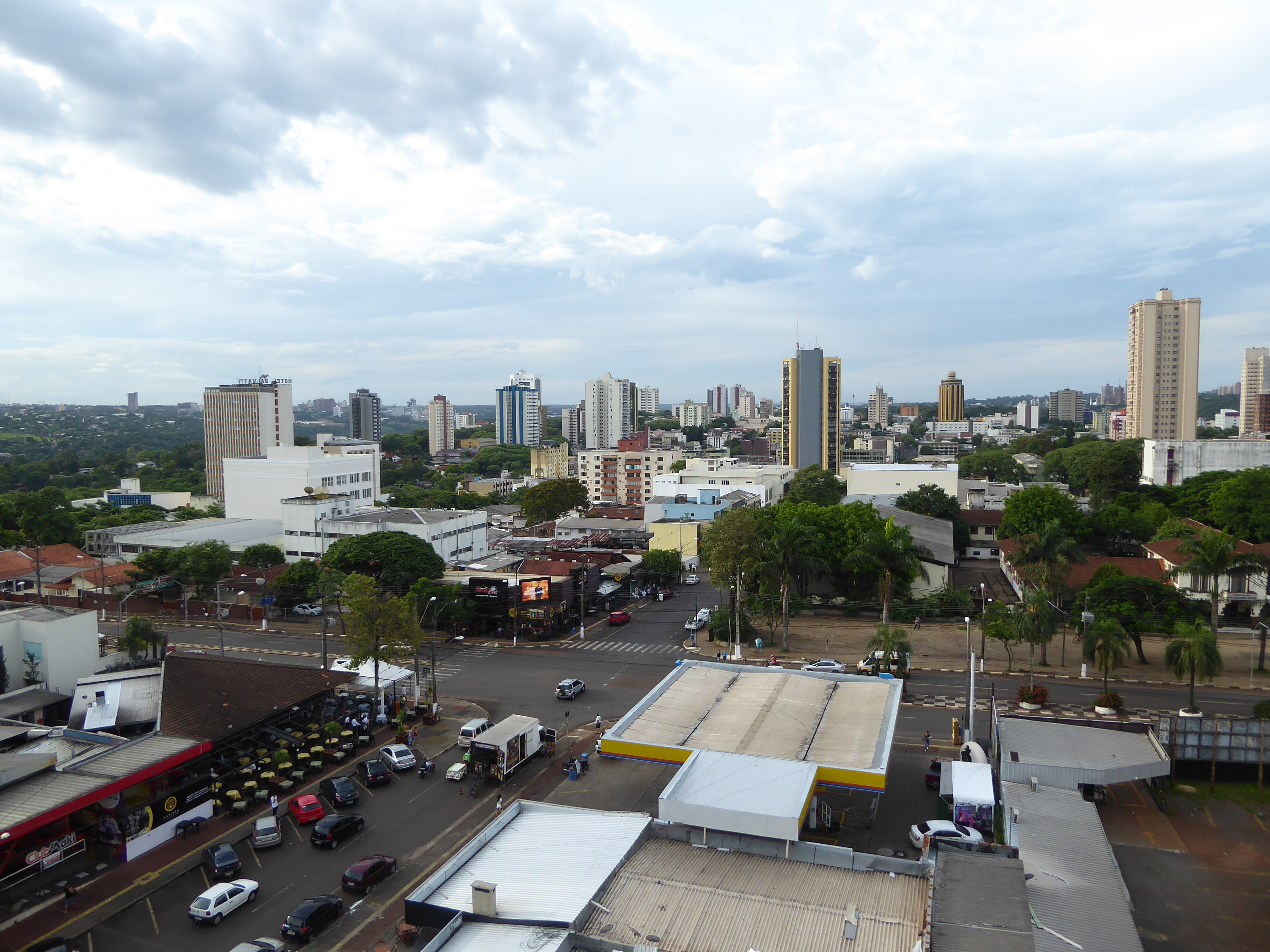 We've come about a dozen miles southwest to the city called Foz that's Portuguese for "falls" do Iguaçu, population 265,000. Clearly, we mus