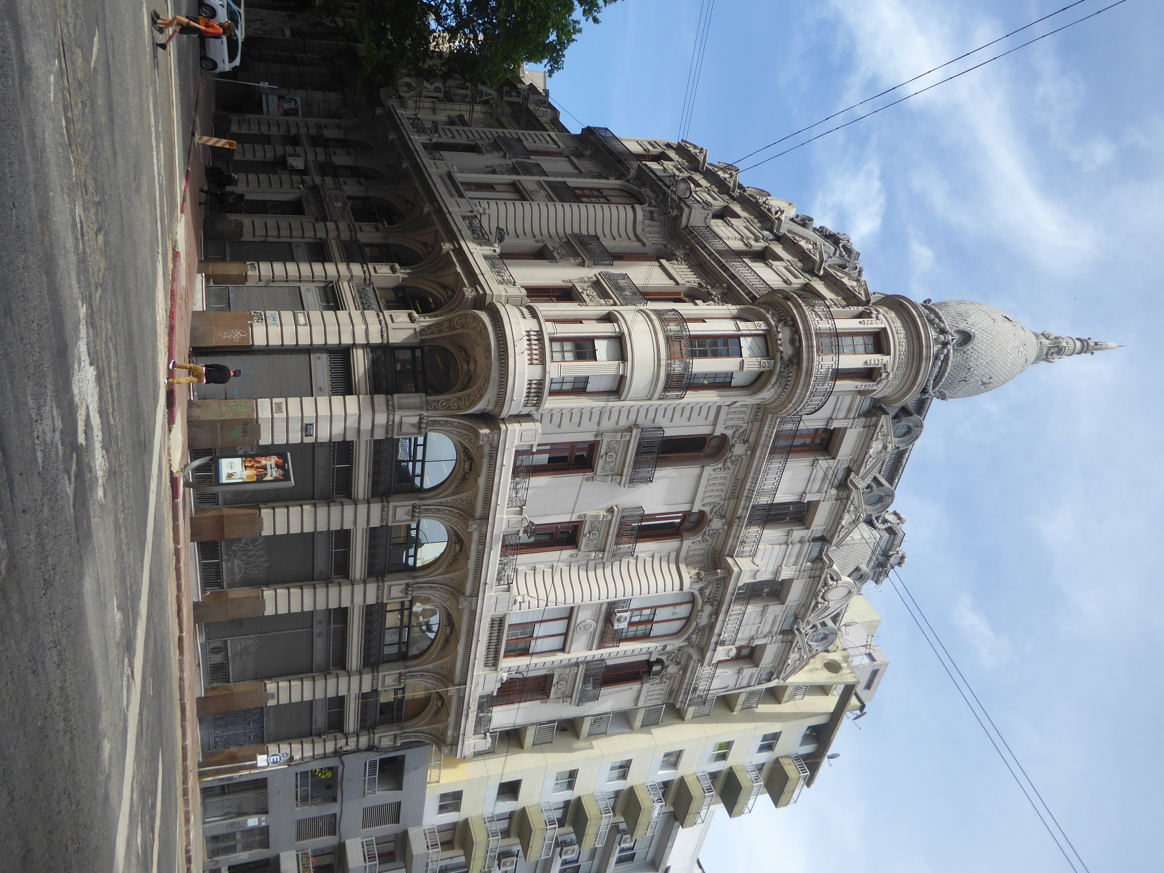 Another corner block from 1910, this one at Uruguay and Rio Negro. It's the Marexiano Building, designed by Eusebio A. Perotti as Schiavo Ho