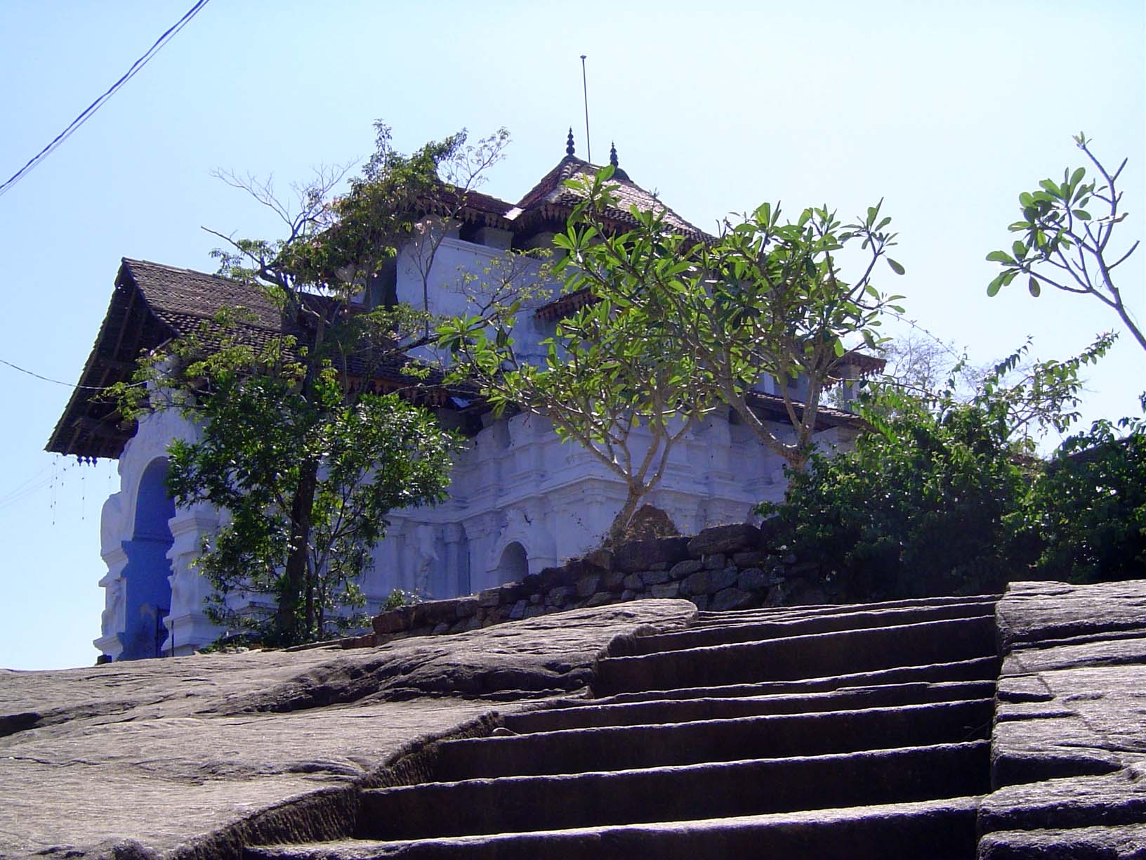 The building rests on a granite dome locally named Panhalgala.