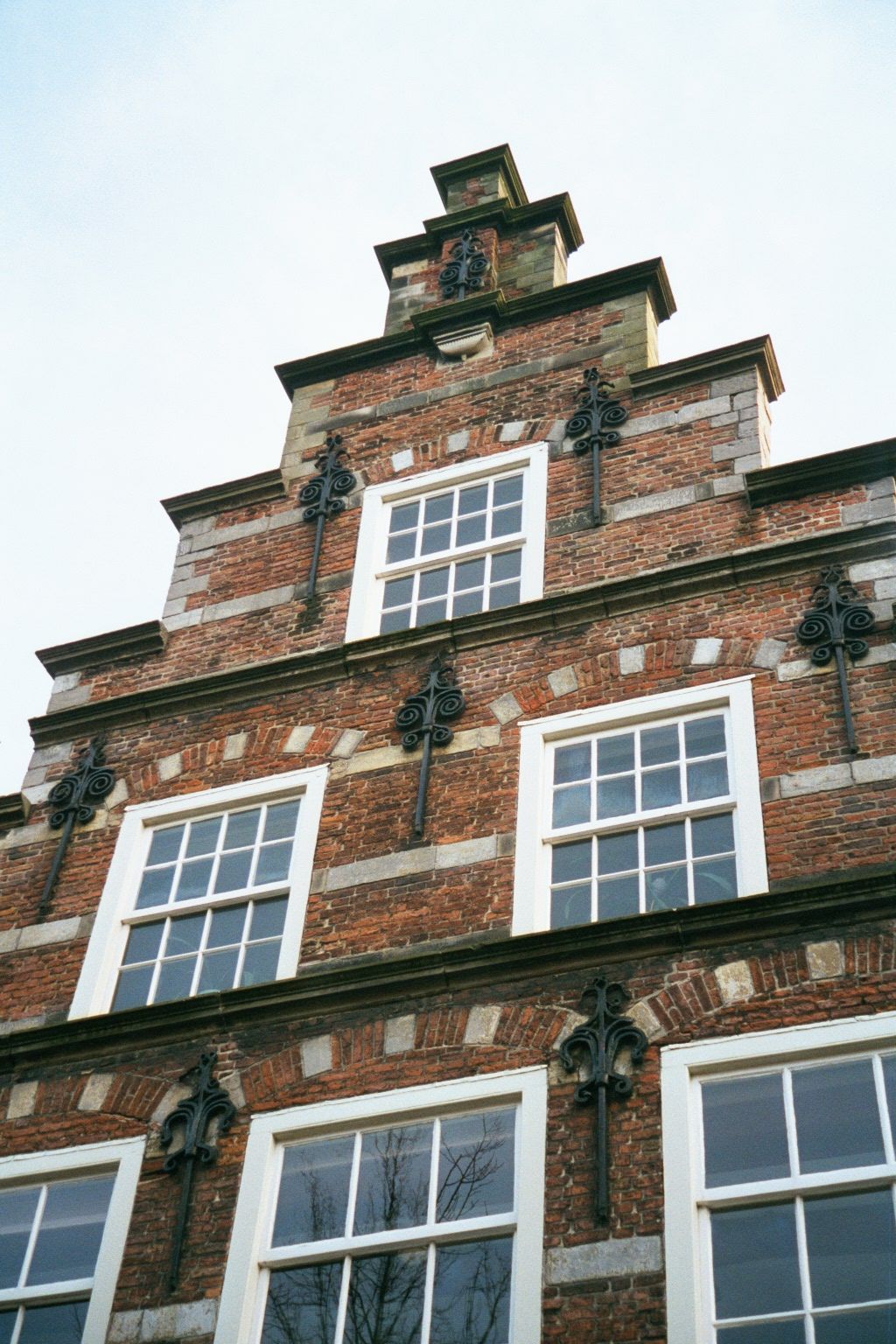 A stepped or crow-step gable. Here, not far from the Kolk, were the headquarters of the Dutch West Indian Company. The address is Lange Geer