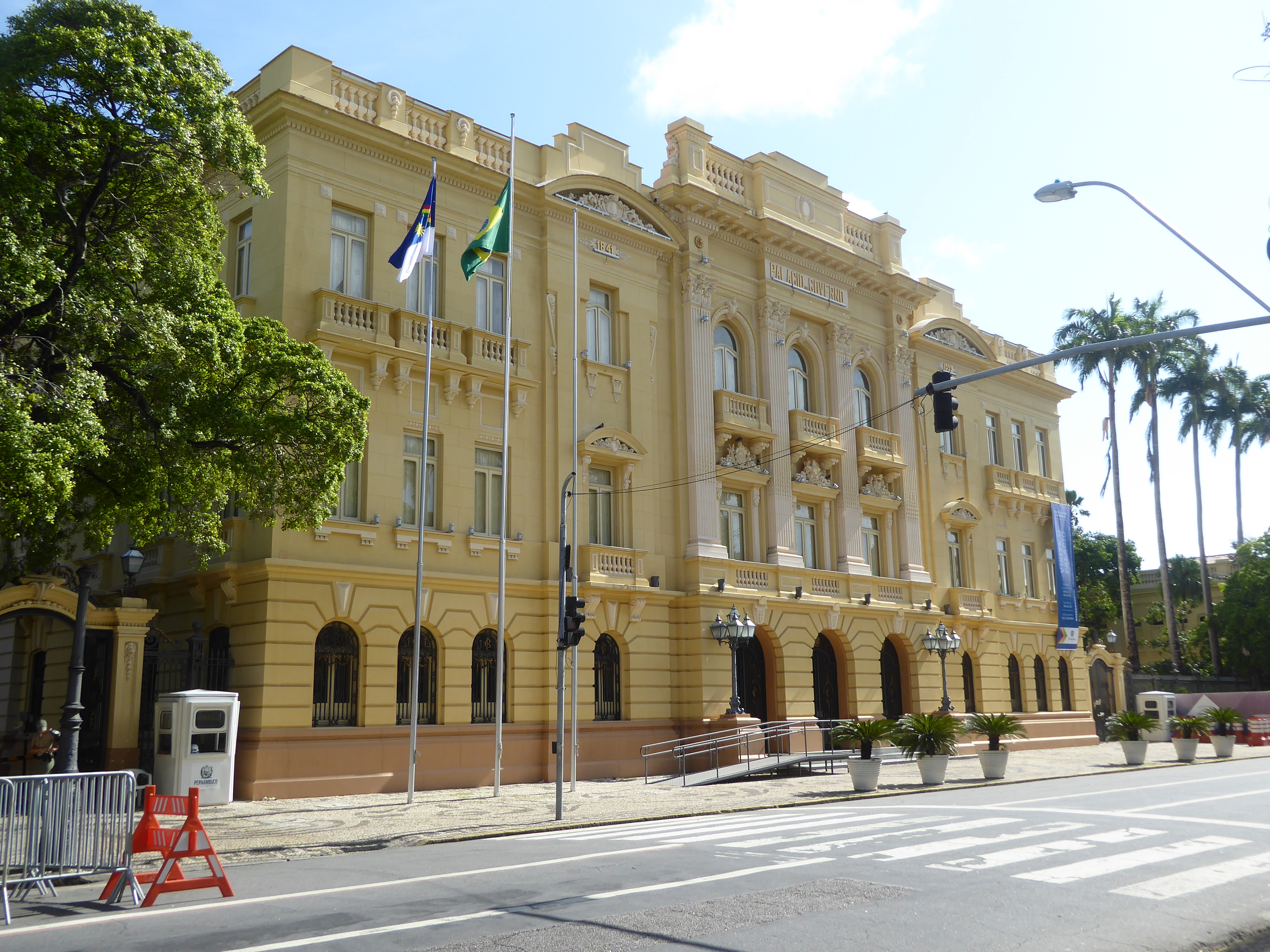 Facing the park is the official home of the governor of the state of Pernambuco. It's an 1841 redo of Maurit's palace and is called the Palá