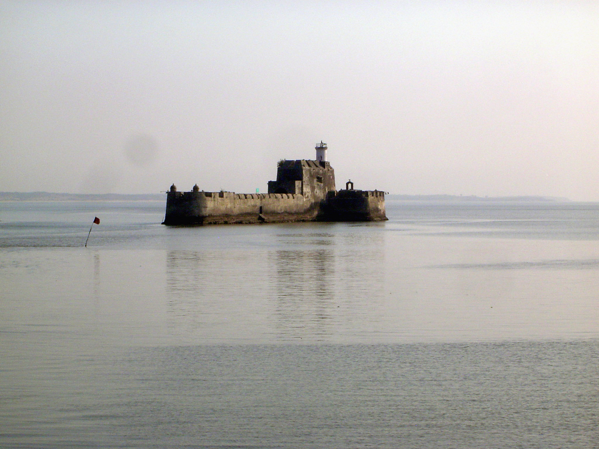 Enter the Portuguese. This tiny island, Panikotha, or Forte do Mar, stands in the middle of the bay at the eastern end of the island. The li