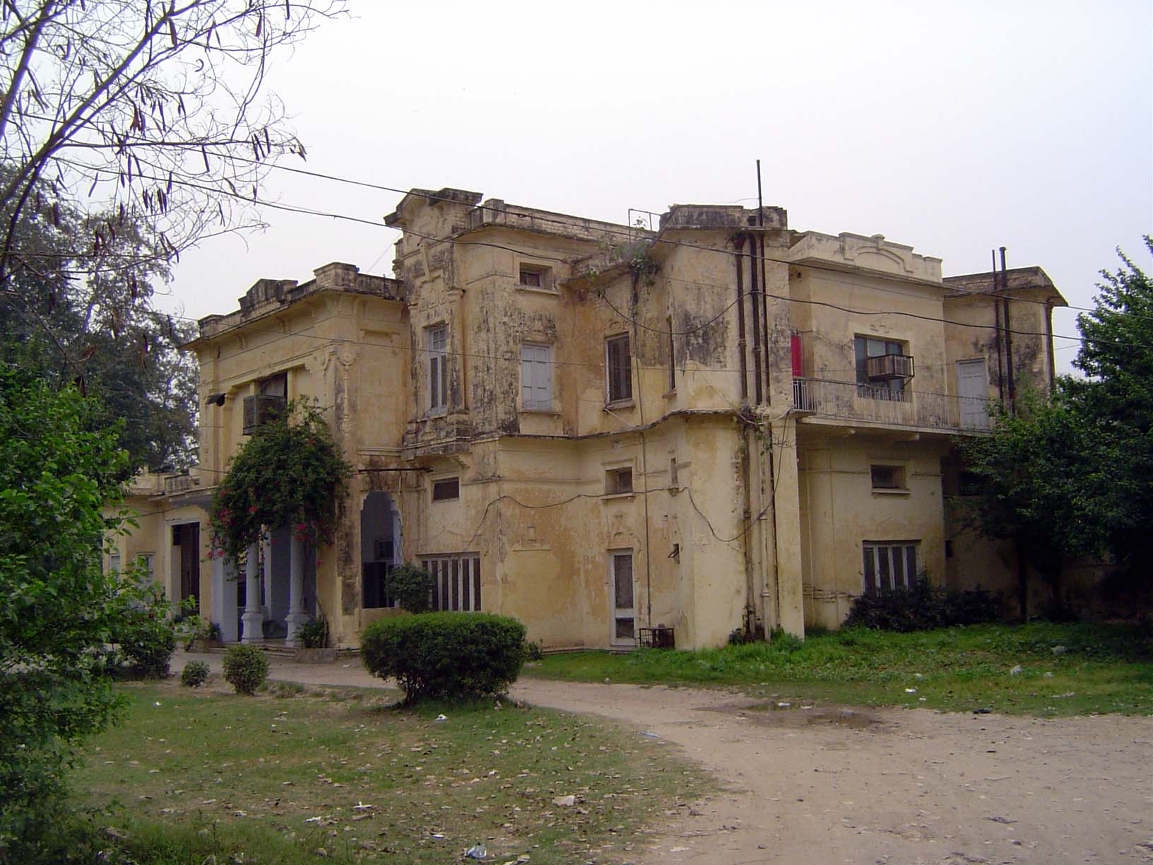 Houses were divided into Class A, B, and C, with respectively larger and smaller lots. The Society itself acted as a builder and offered a h